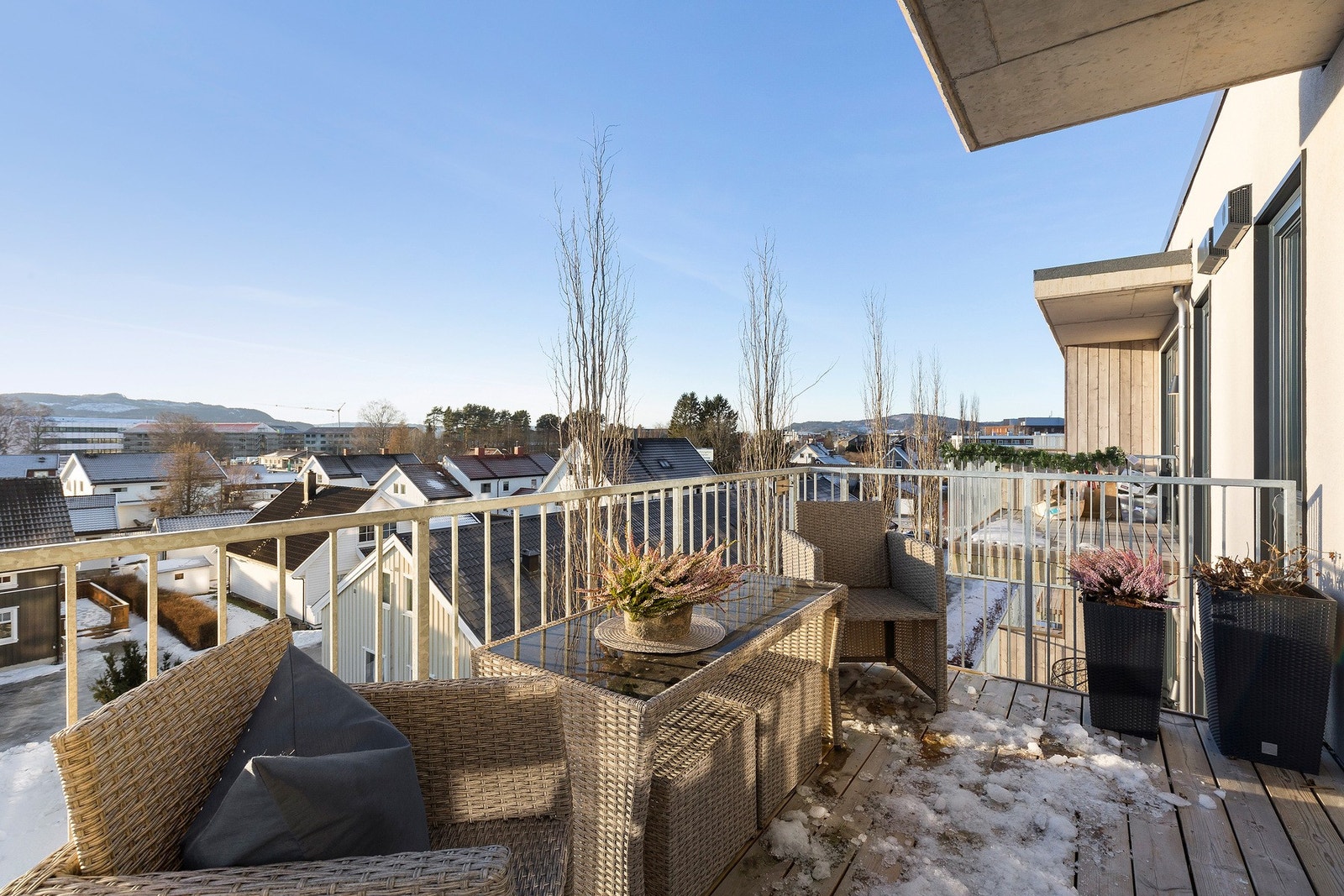 Herlig og solrik balkong med god plass for ønskelig møblement Galleribilde