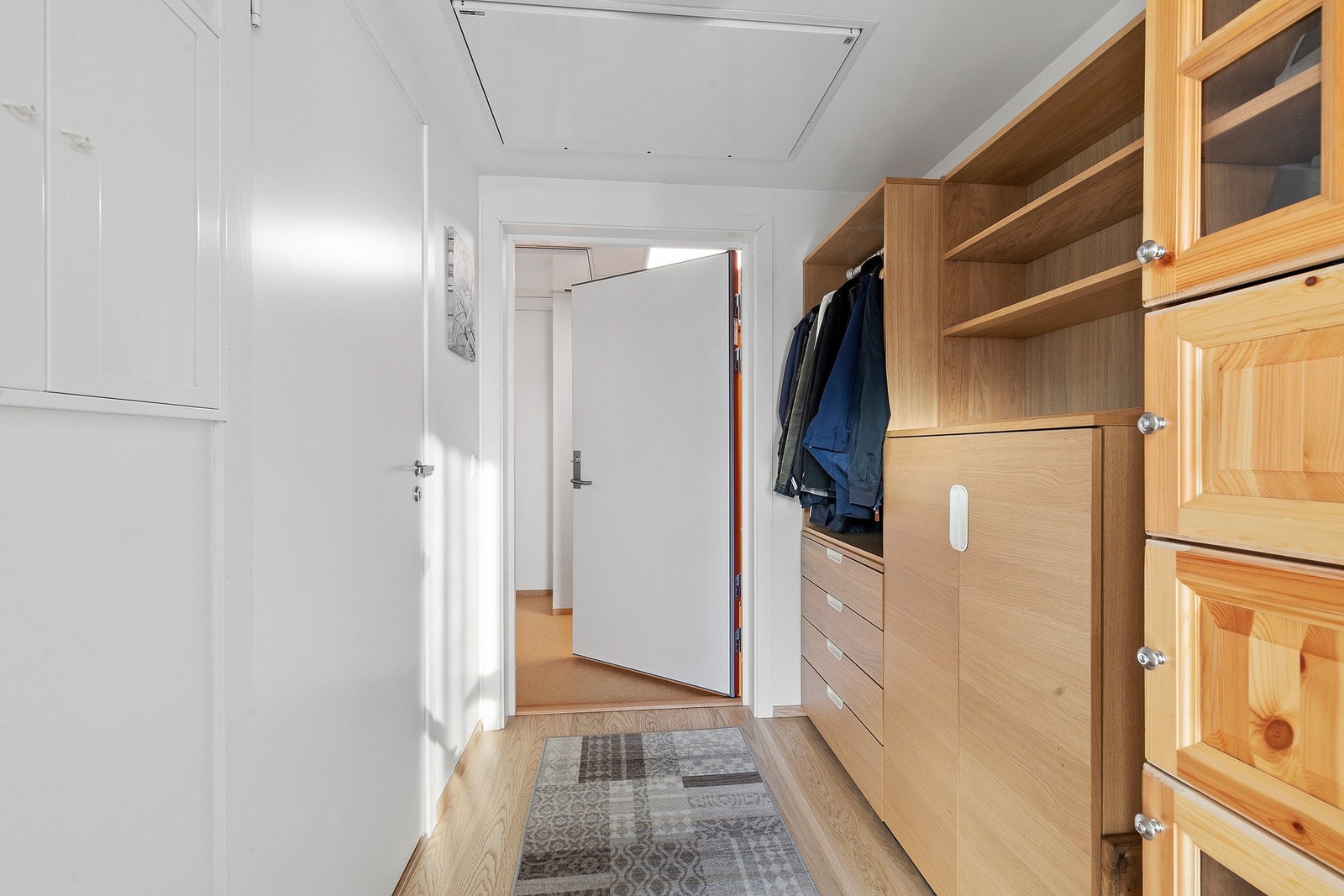 Ved inngangen har man god plass for oppbevaring av yttertøy Galleribilde