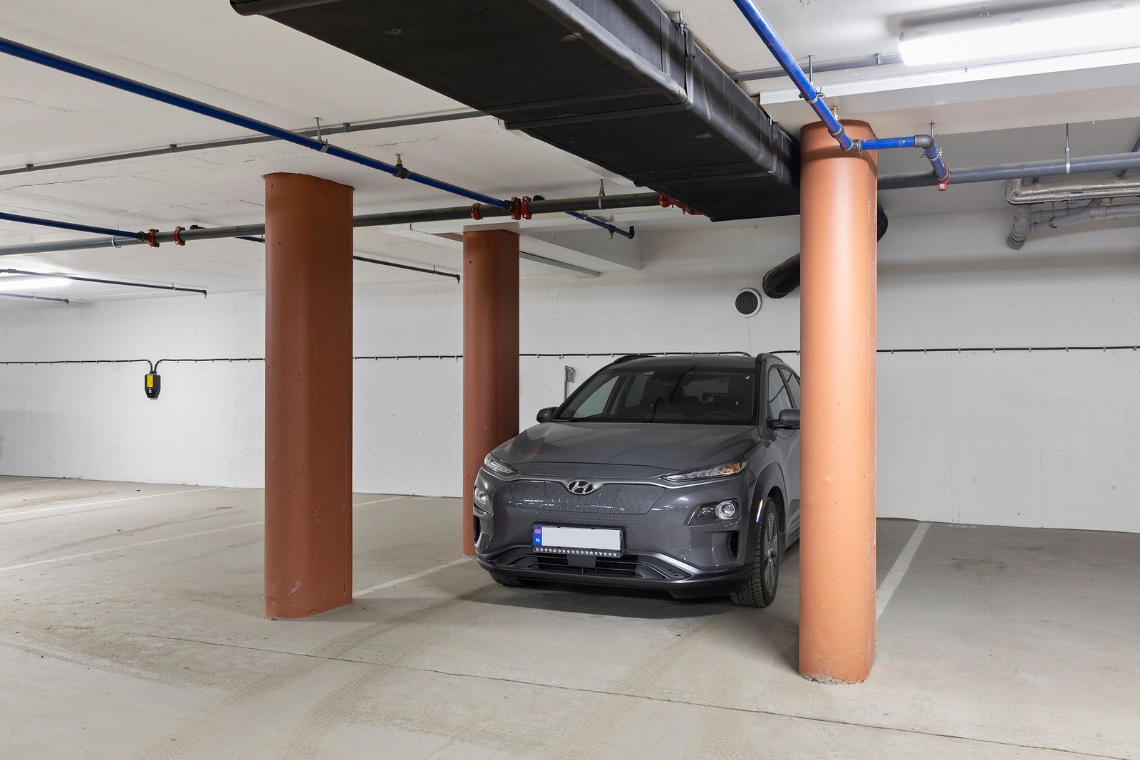 Leiligheten har en egen parkeringsplass i felles garasje. I kjelleren har man også en egen praktisk bod. Galleribilde