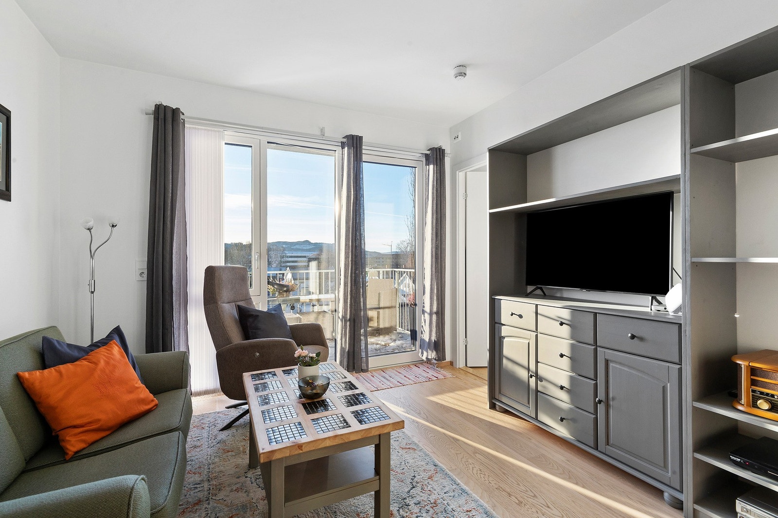 Store vindusflater som gir rikelig med dagslys inn i leiligheten Galleribilde