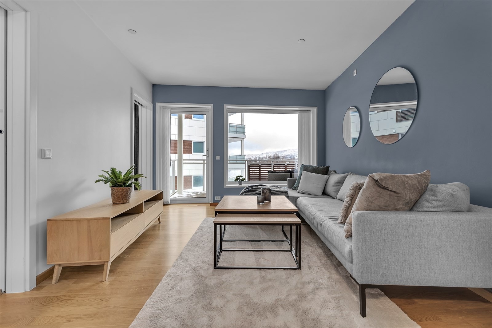 Store vindusflater slipper inn godt med naturlig lys Galleribilde