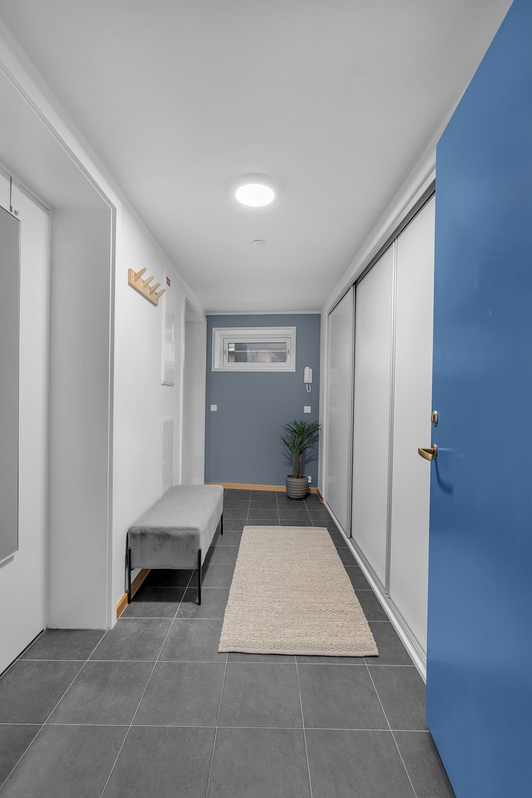 Velkomen inn! Praktisk oppbevaringsplass i skyvedørsgarderobe Galleribilde