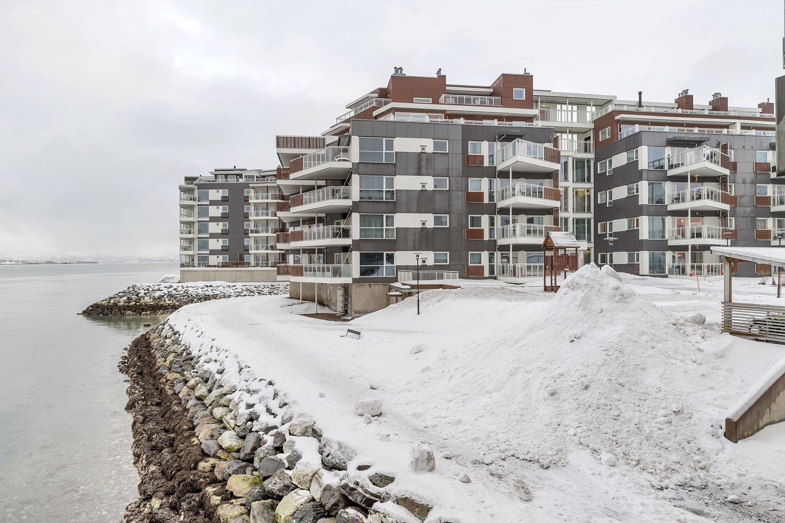Kort vei til bussholdeplass med direkteruter til blant annet UNN/UiT og Tromsø sentrum Galleribilde