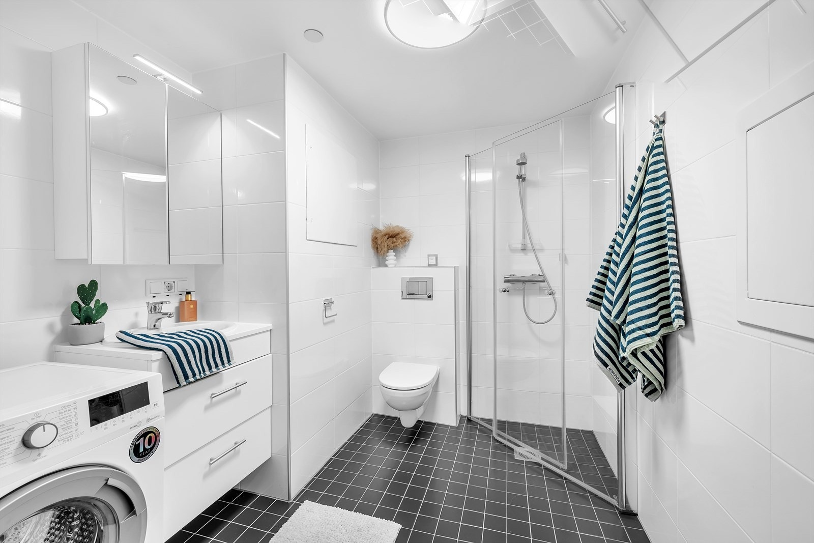 Pent flislagt bad med varme i gulv Galleribilde