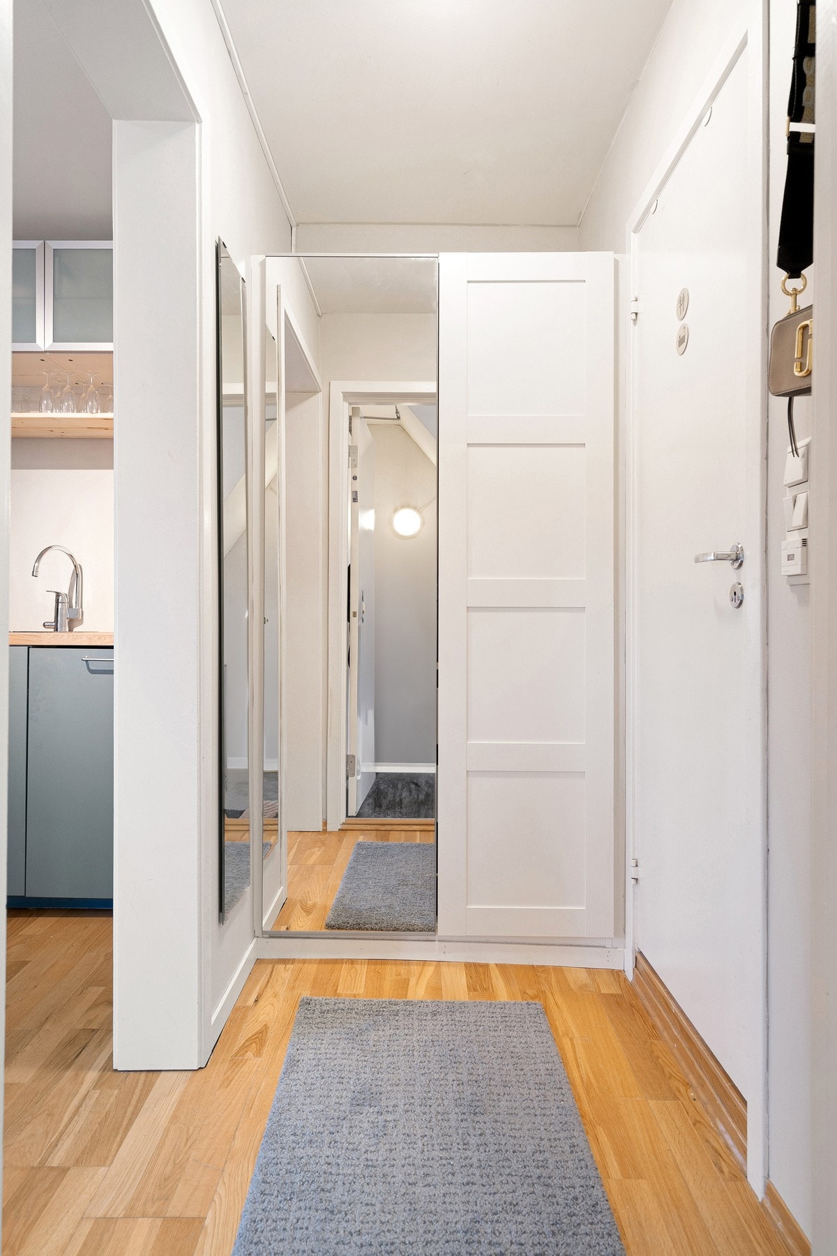 Leiligheten har godt med lagringsplass på loft og i kjellerbod. Galleribilde