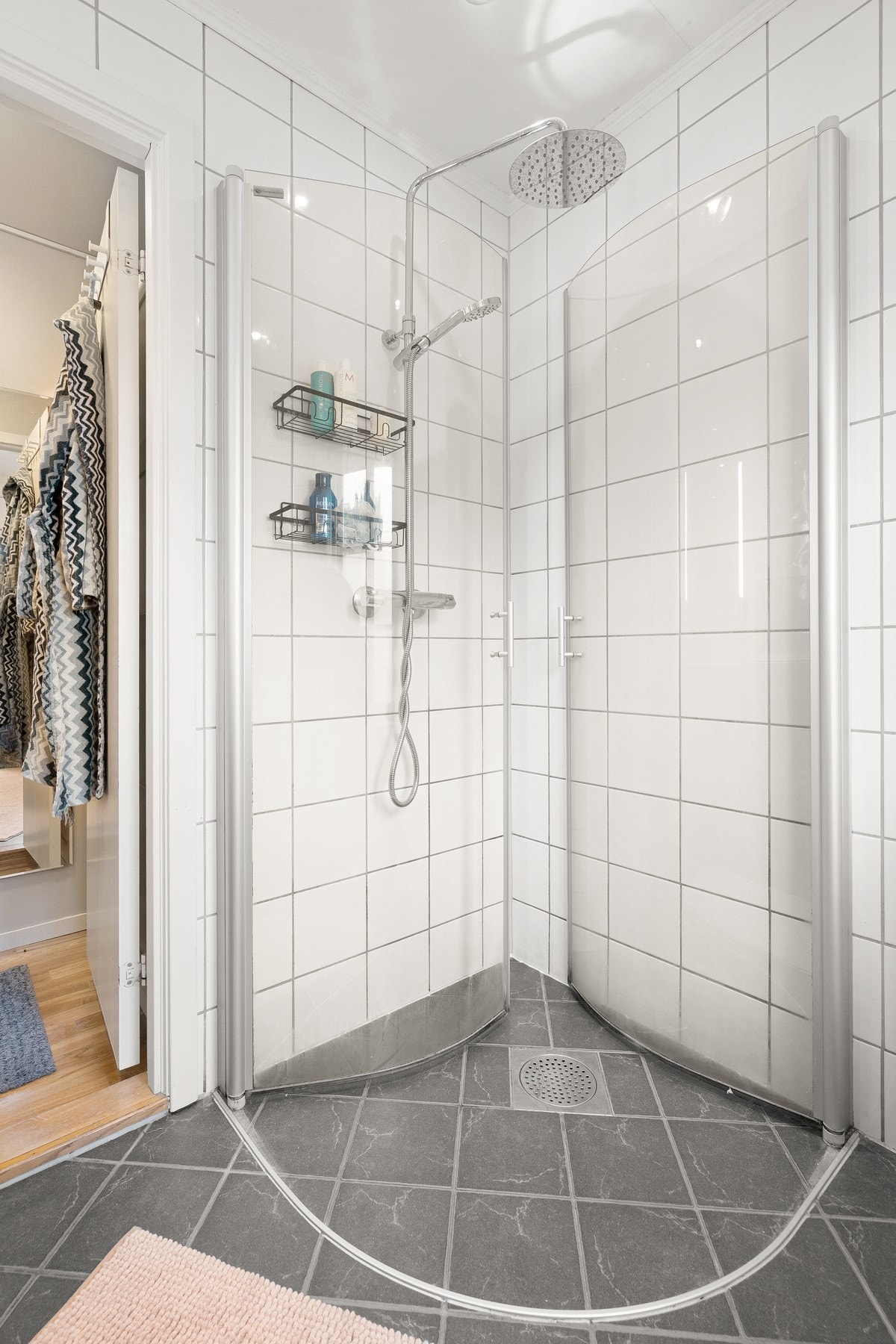 Det er spotter i tak og varmekabler i gulv. Galleribilde