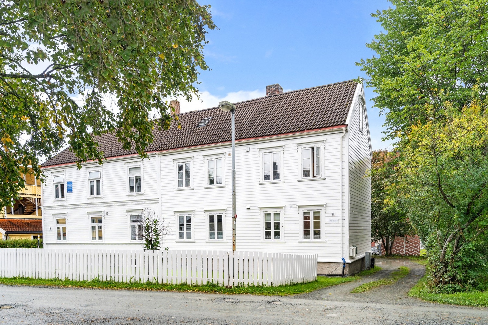 Leiligheten ligger fint til i 2.etasje og har en svært sentral beliggenhet på Lademoen. Borettslaget har nylig malt fasaden. Galleribilde