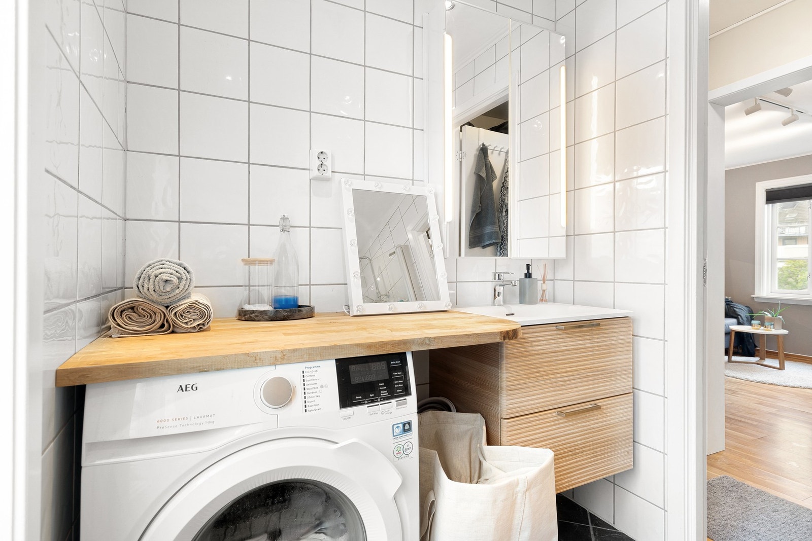 Pent flislagt bad med opplegg til vaskemaskin. Galleribilde