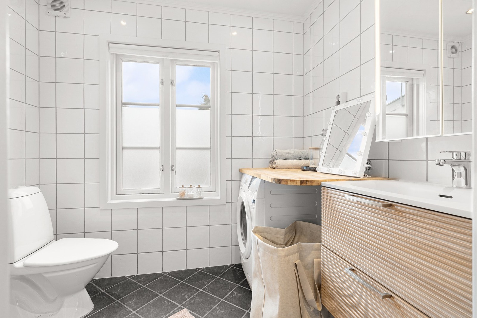 Det ble satt inn nytt servantmøbel, kran og dusjarmatur i 2024. Galleribilde