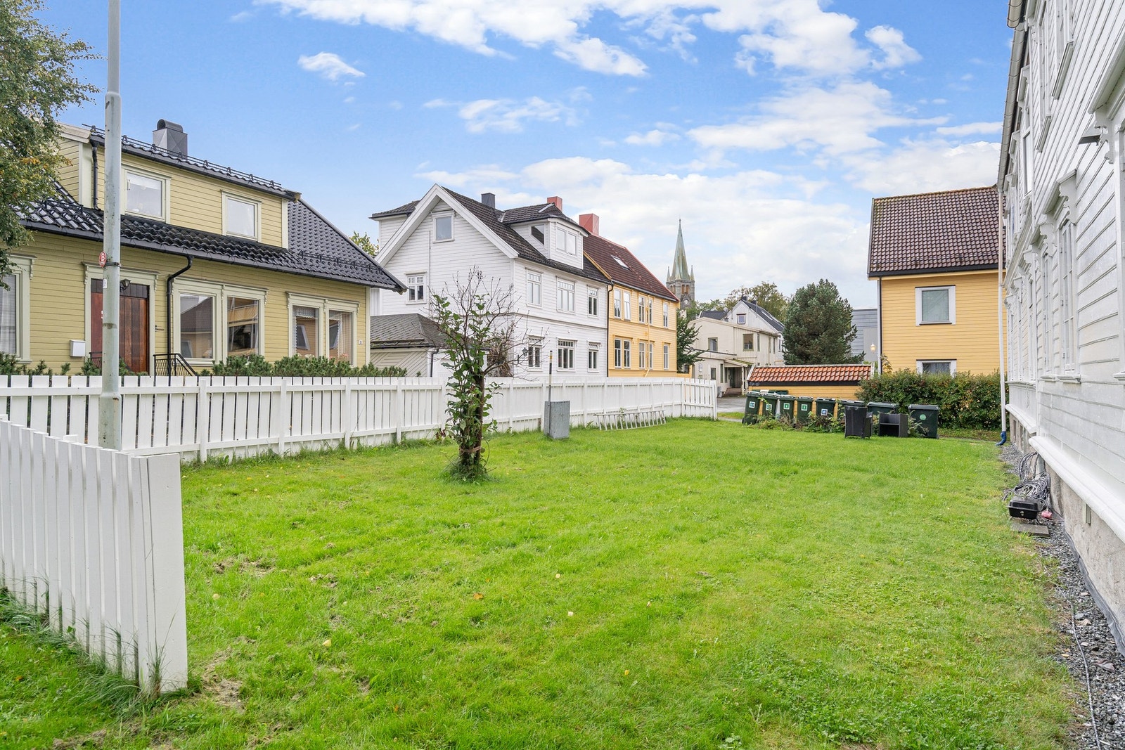 Felles solrik hage. Galleribilde