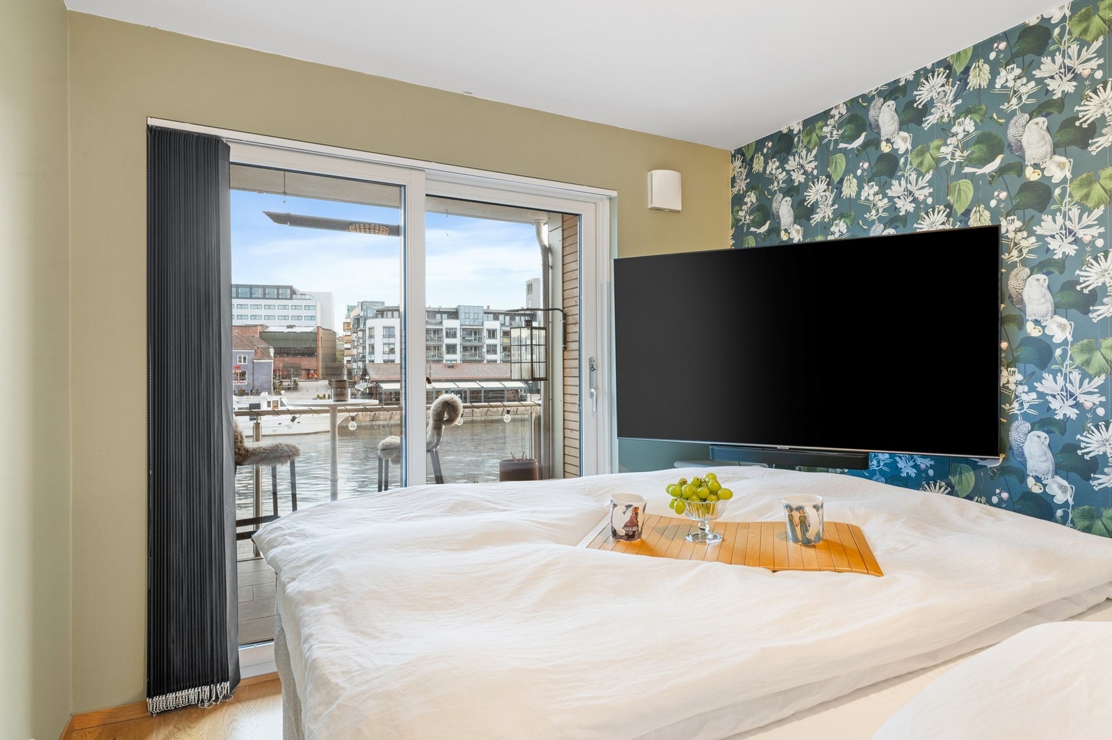 Hovedsoverom med nydelig utsikt til elva Galleribilde