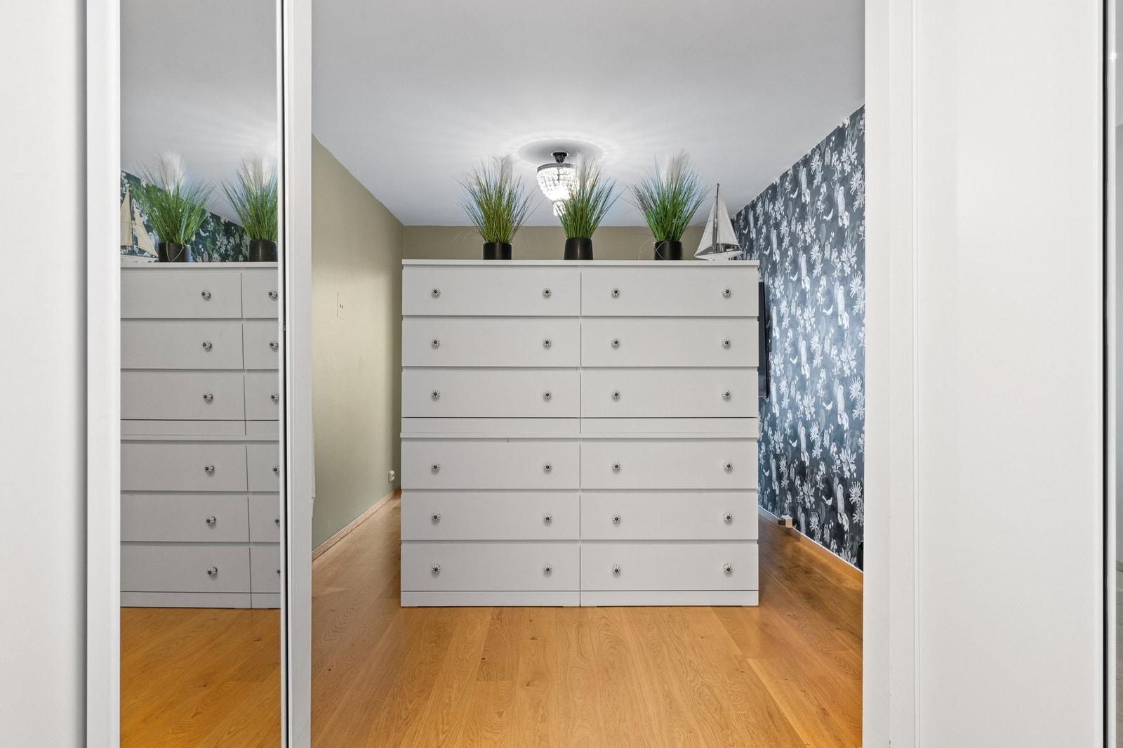 Garderobe hoved soverom Galleribilde