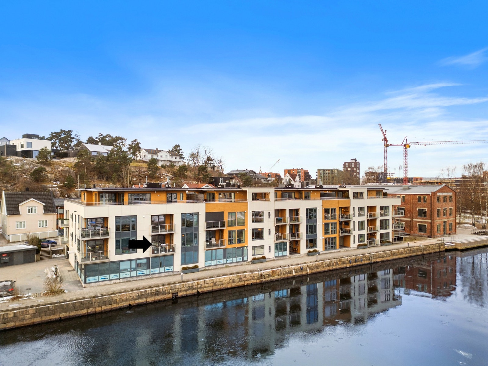 Leiligheten ligger i andre etasje mot elven Galleribilde
