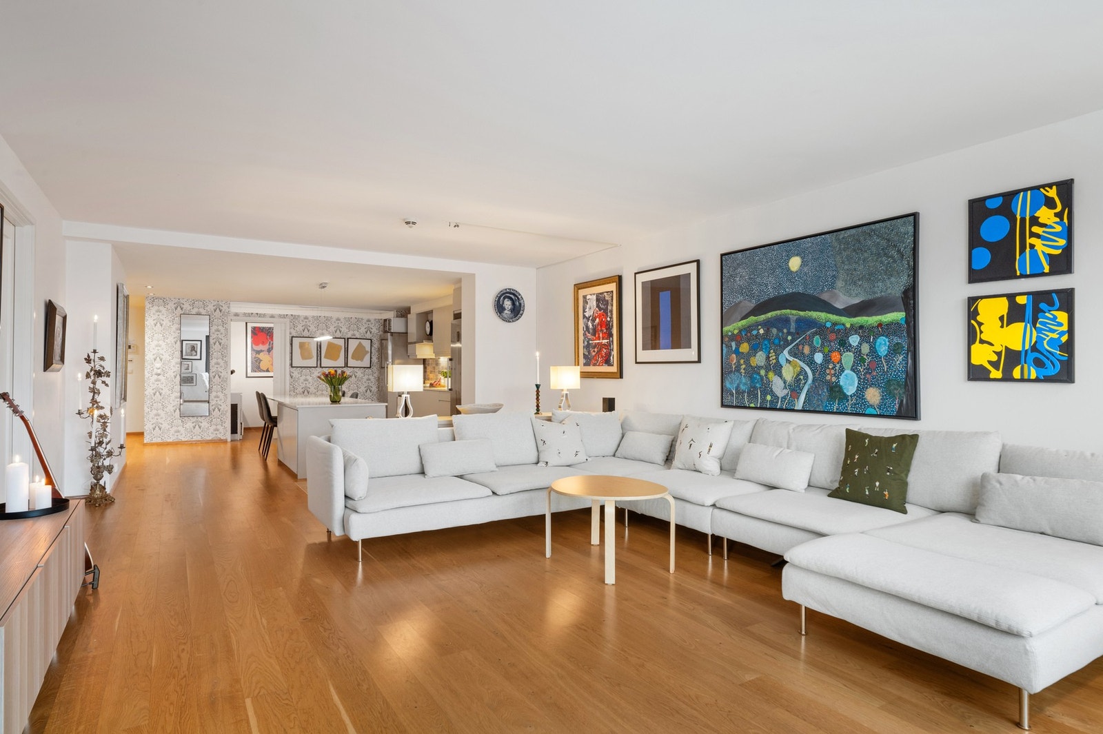 Åpen stue- og kjøkkenløsning som gir god romfølelse og perfekt for hyggelige sammenkomster Galleribilde