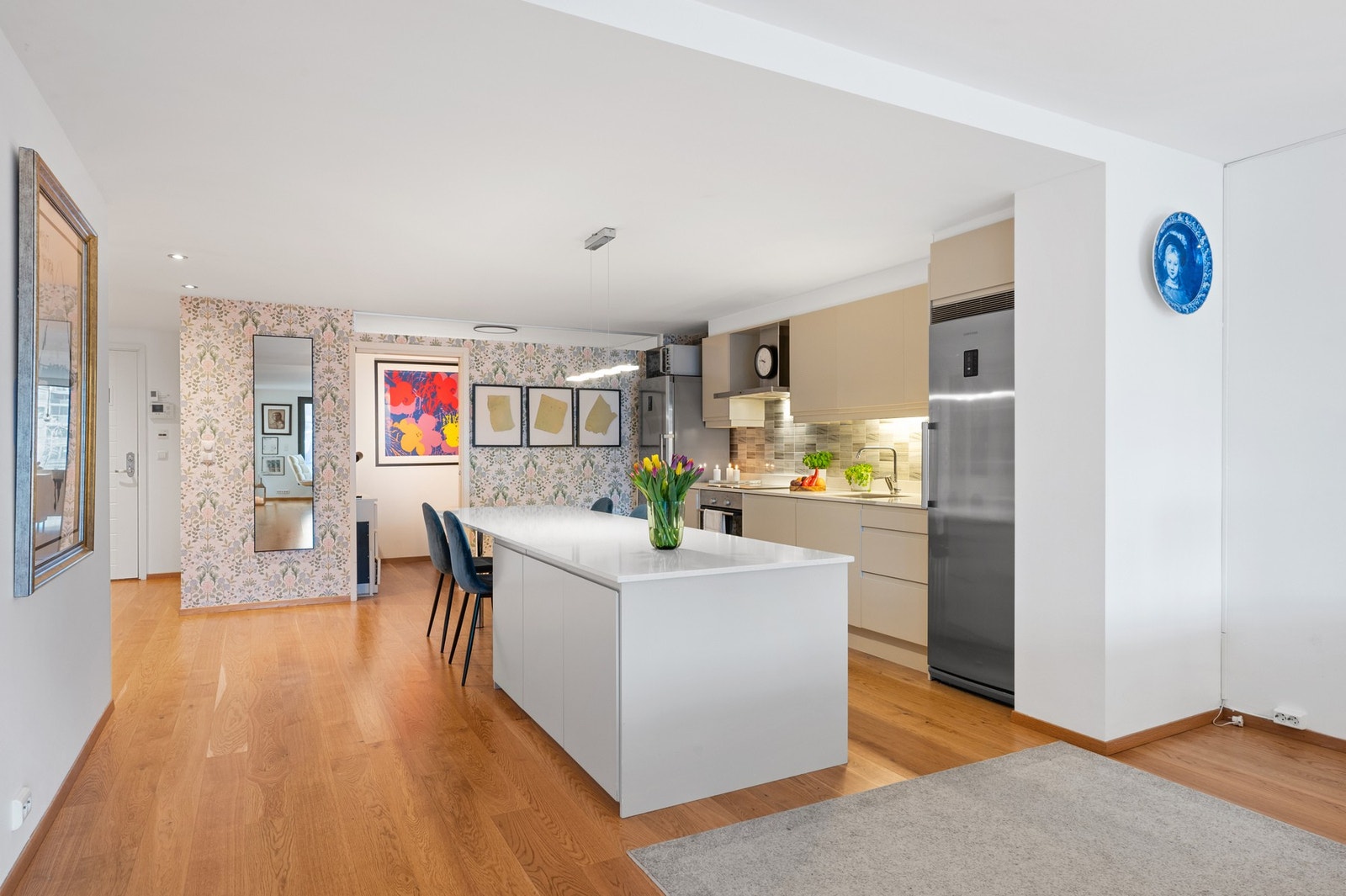 Kjøkkenet har god med skap- og benkeplass Galleribilde