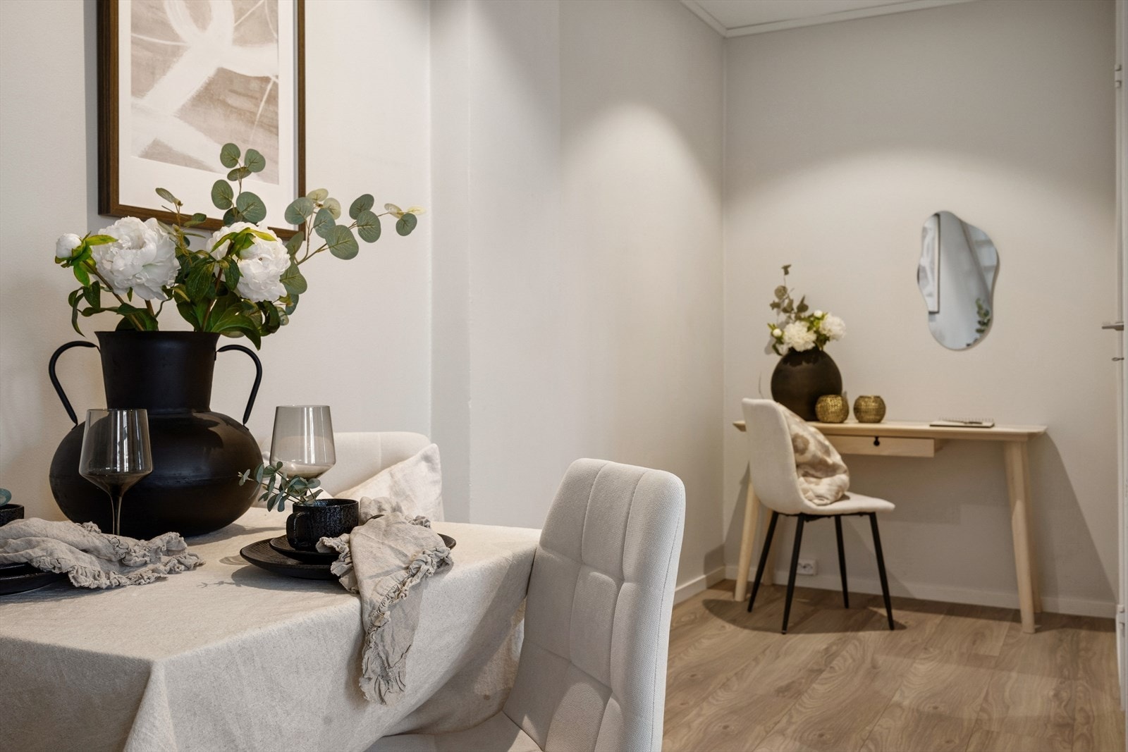 Rommet byr også på en egen nisje som egner seg perfekt til en arbeidskrok - ideelt for hjemmekontor eller studier. Galleribilde