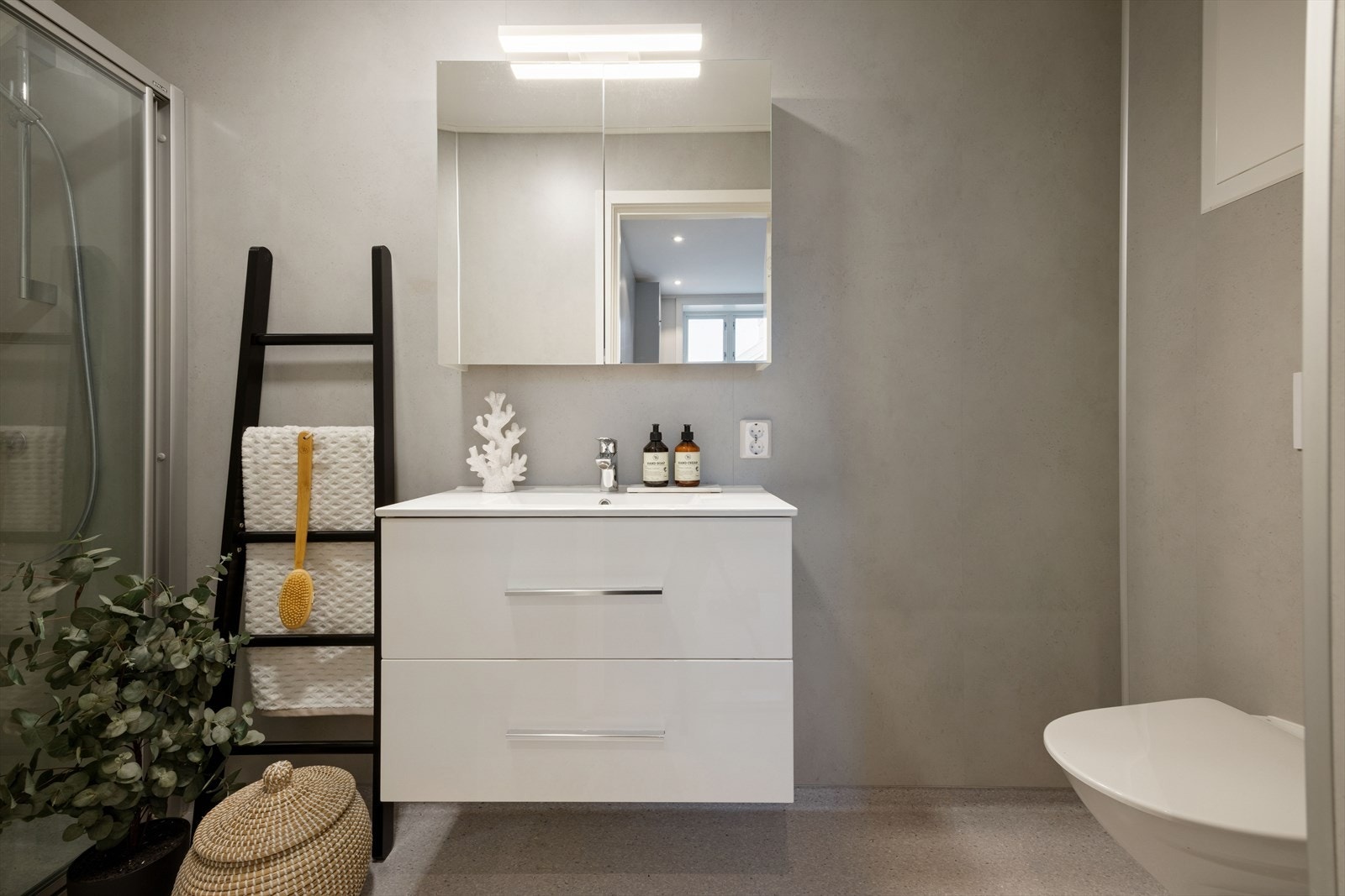 Stilrent baderom fra 2020 med våtromsbelegg på gulv og våtromsplater på vegg. Galleribilde