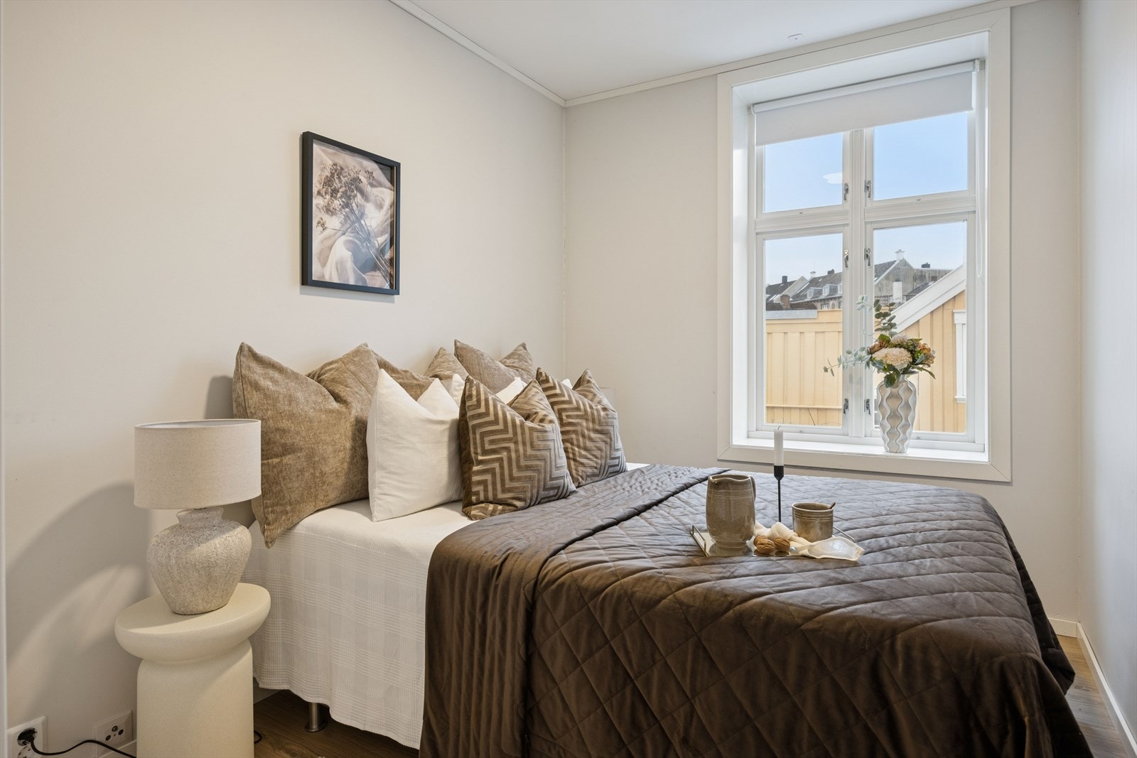 Soverommet ligger tilbaketrukket fra oppholdsrommene og har god plass til dobbeltseng og annet ønskelig møblement. Galleribilde