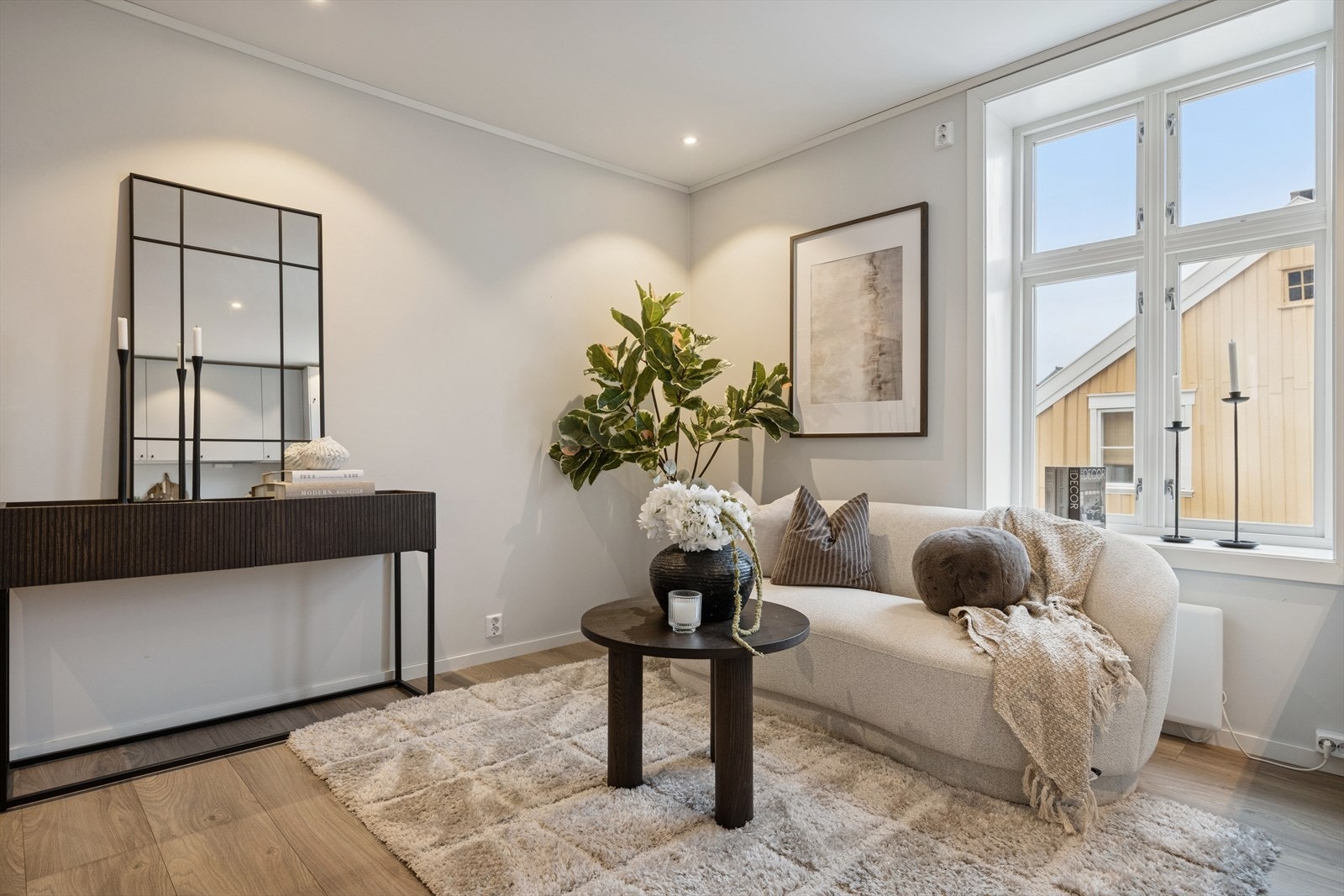 Stue og kjøkken er i en åpen løsning med en samlet størrelse på 29,1 kvm. Den gjennomtenkte planløsningen skaper naturlige soner for møblering. Galleribilde