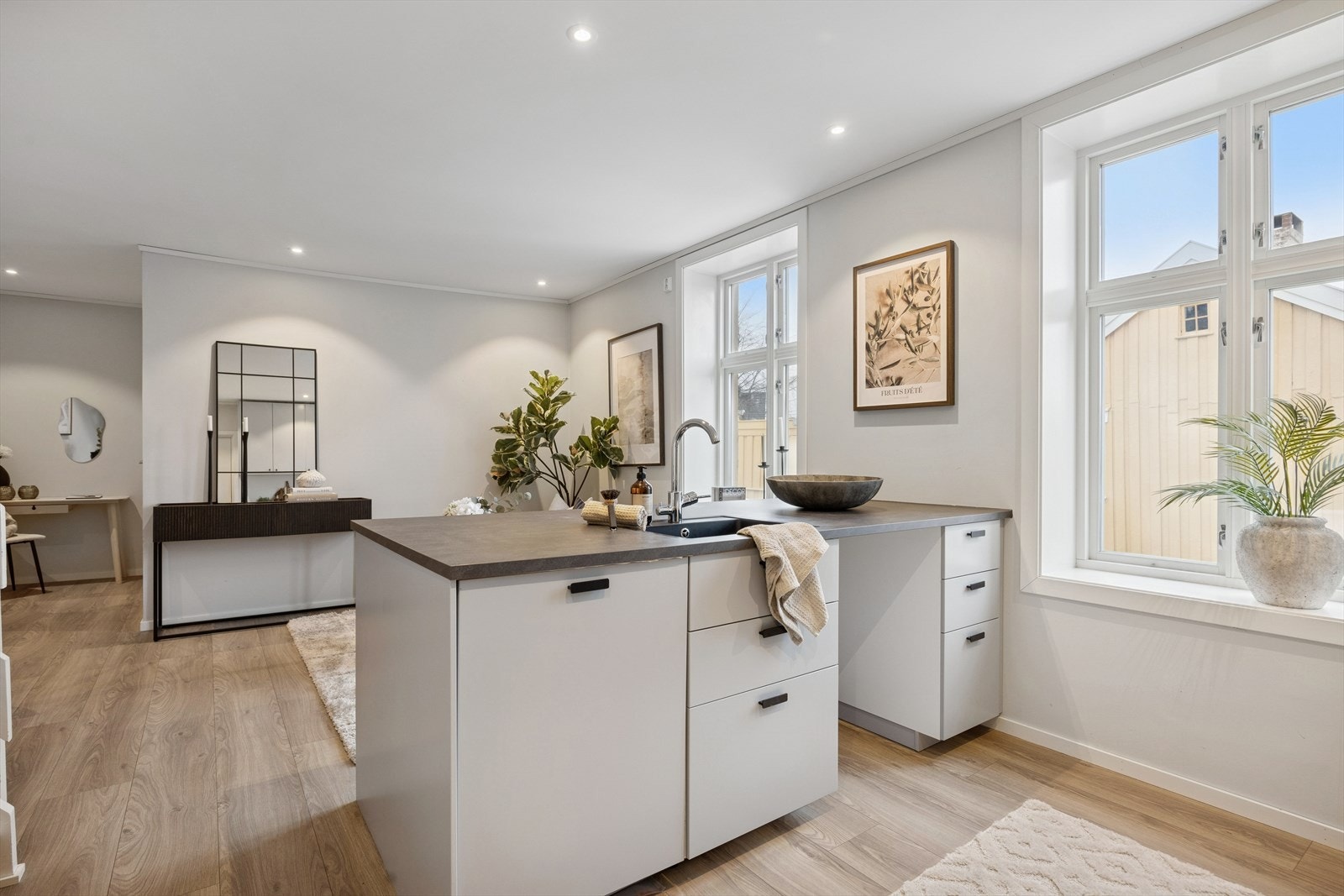 Kjøkken består av folierte skrog med slette fronter og laminert benkeplate. Mekanisk avtrekk over stekesonen. Galleribilde