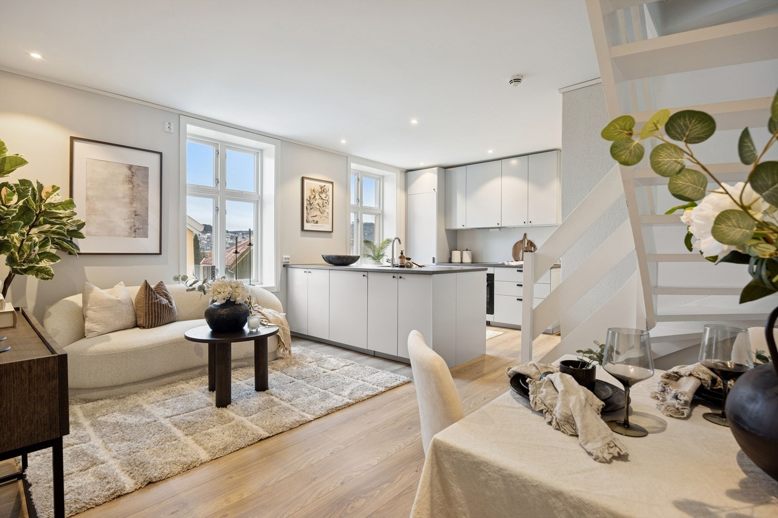 Her har du store vindusflater som gir mye naturlig lysinnslipp og bidrar til en behagelig romfølelse. Galleribilde