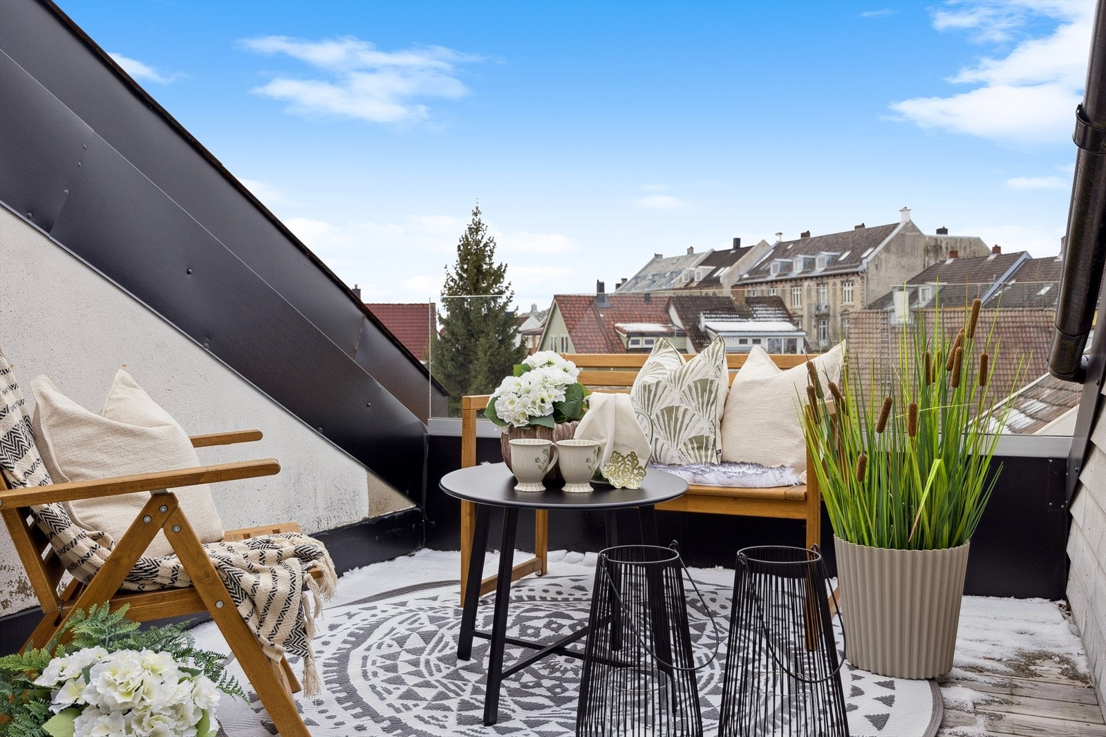 Fra loftsetasjen har du utgang til en privat takterrasse med svært gode solforhold. Her har du utsikt over hele byen! Galleribilde