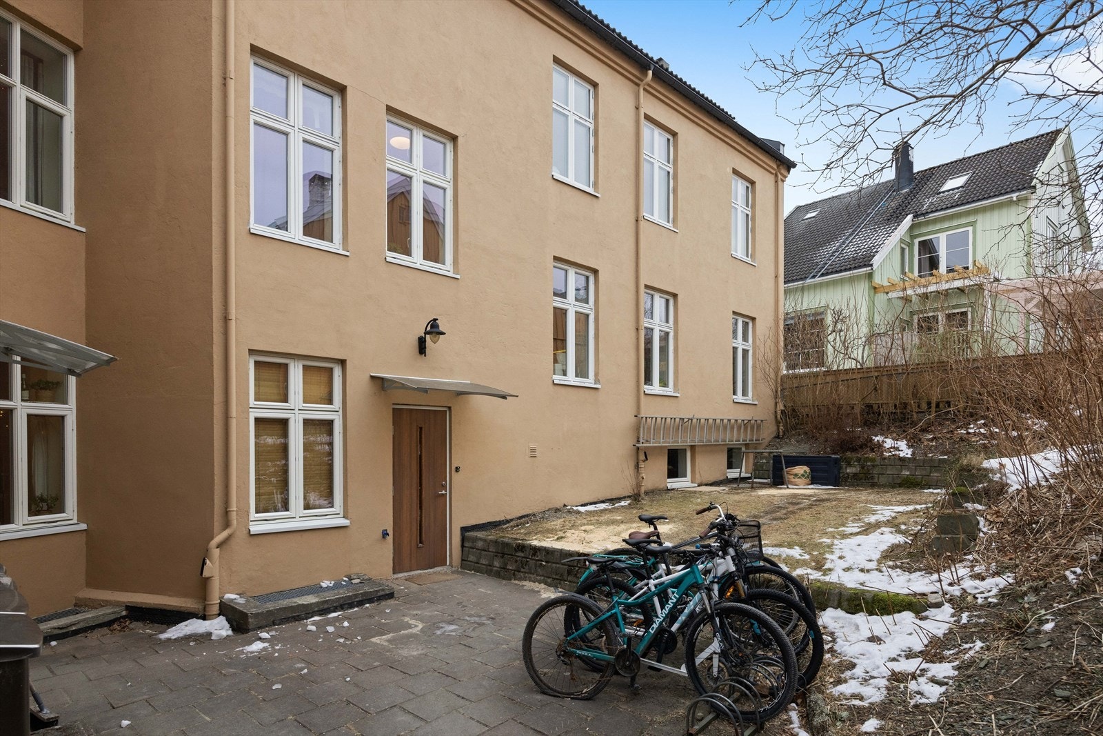 Leiligheten er perfekt for deg som ønsker kort avstand til det meste man måtte trenge, samtidig som det er flere flotte turområder i nærområdet. Galleribilde