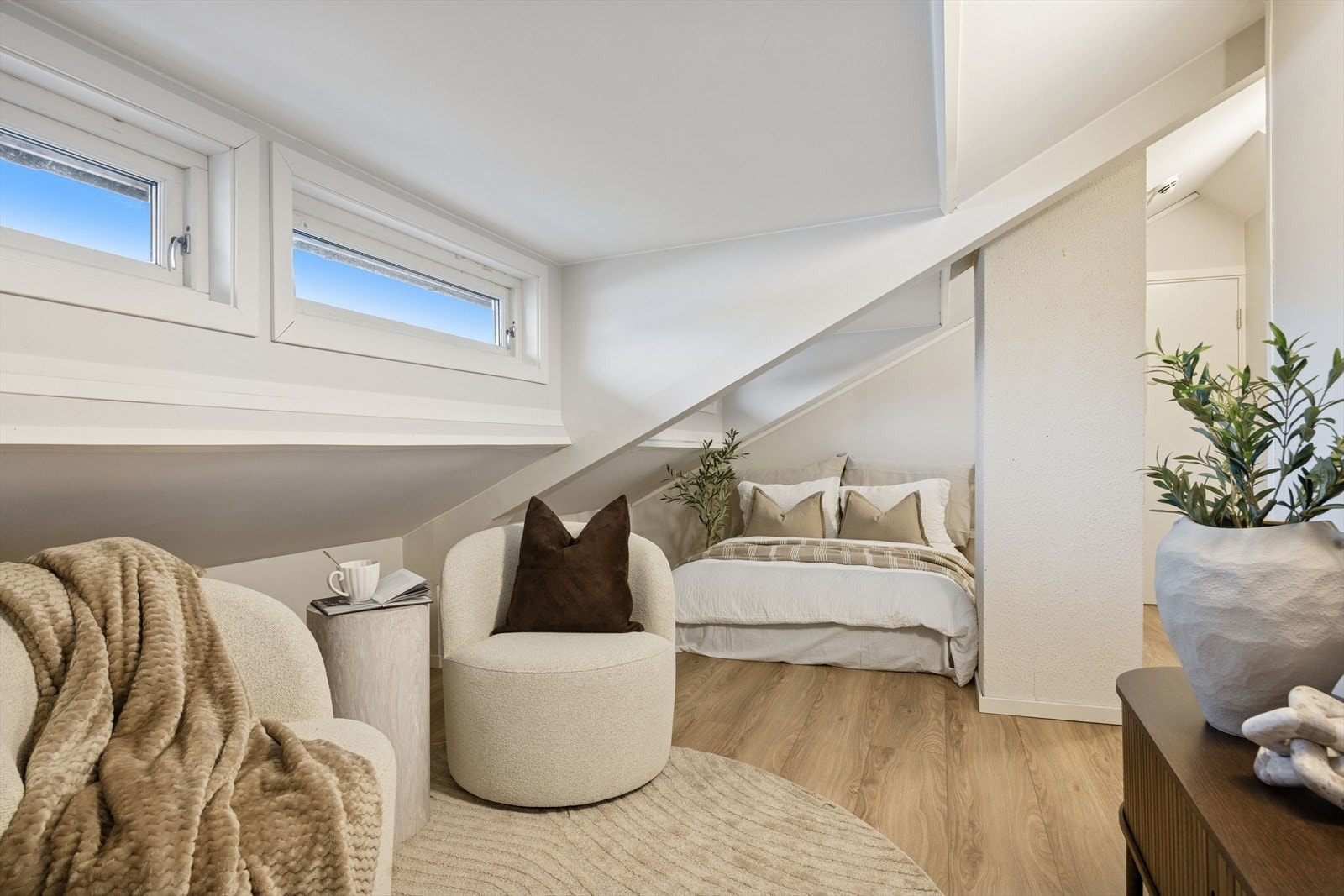 Lys og sjarmerende loftstue med en koselig sittekrok og romslig soveplass - et perfekt sted for ro og avslapning. Galleribilde