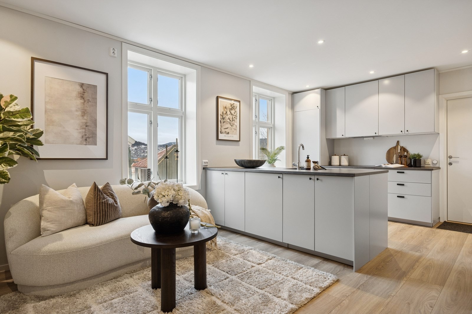 DNB Eiendom v/ Joakim Erlien Grefstad har gleden av å ønske velkommen til Nedre Møllenberg gate 3! En sentral og moderne 2-roms med en tilbaketrukket beliggenhet på attraktive Møllenberg. Galleribilde