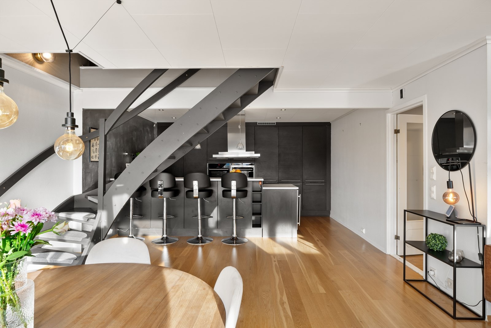 2. etasje / Hovedetasjen - Stue / kjøkken Galleribilde