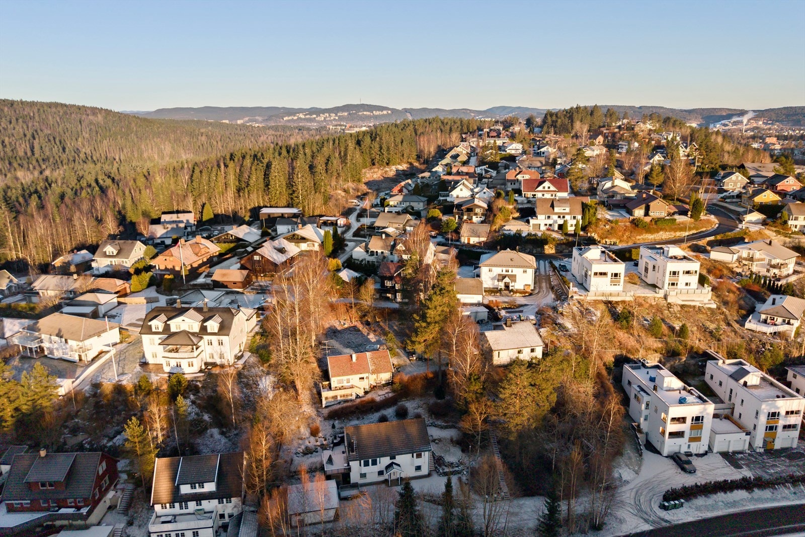 Tomtene er regulert til frittliggende småhusbebyggelse i kommuneplanen. BYA = 20% Galleribilde