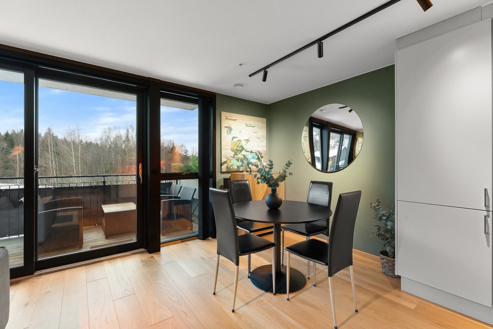 Spiseplassen er plassert i forlengelsen av kjøkkenet. Galleribilde