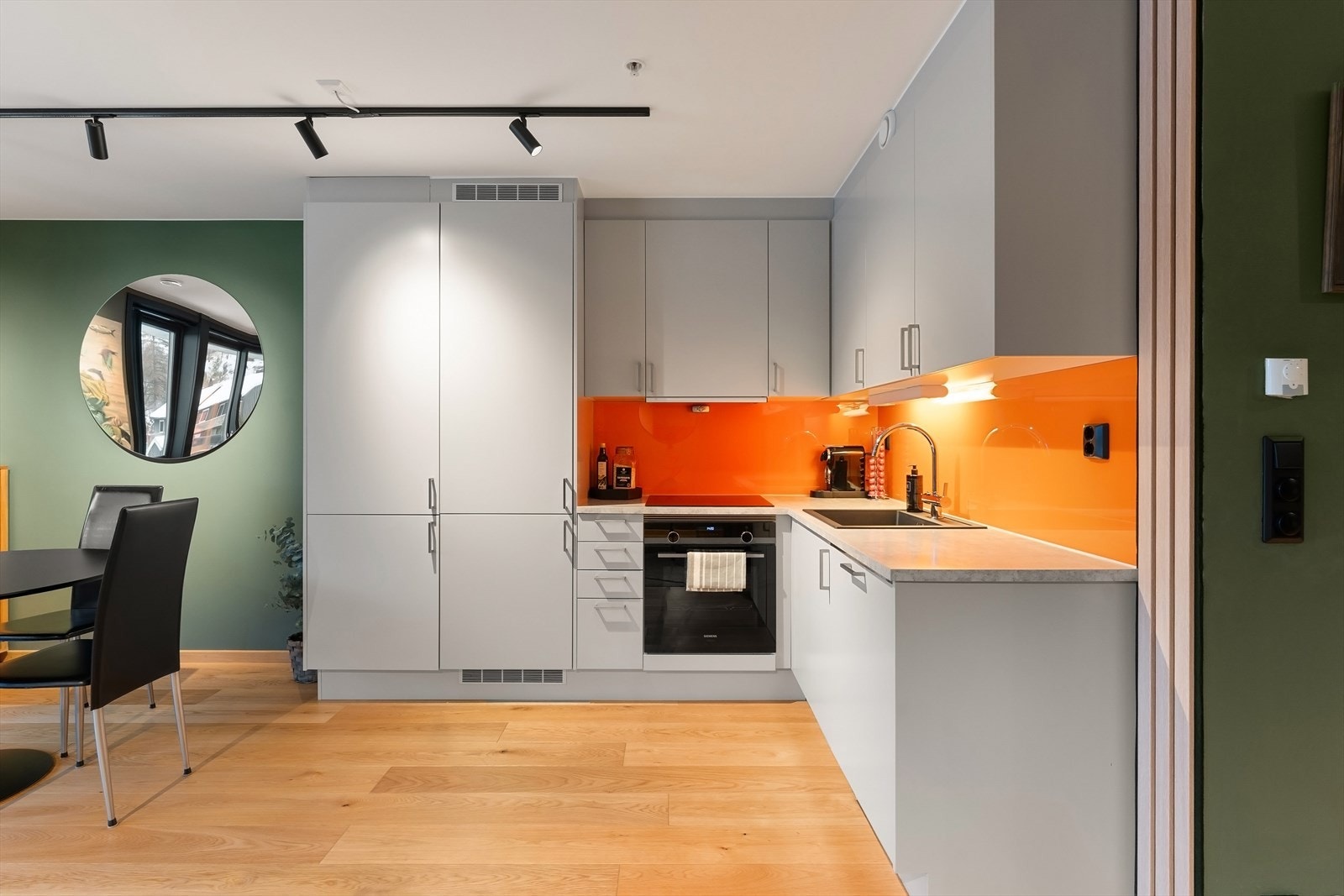 Det er glassplate på vegg over benk. Galleribilde