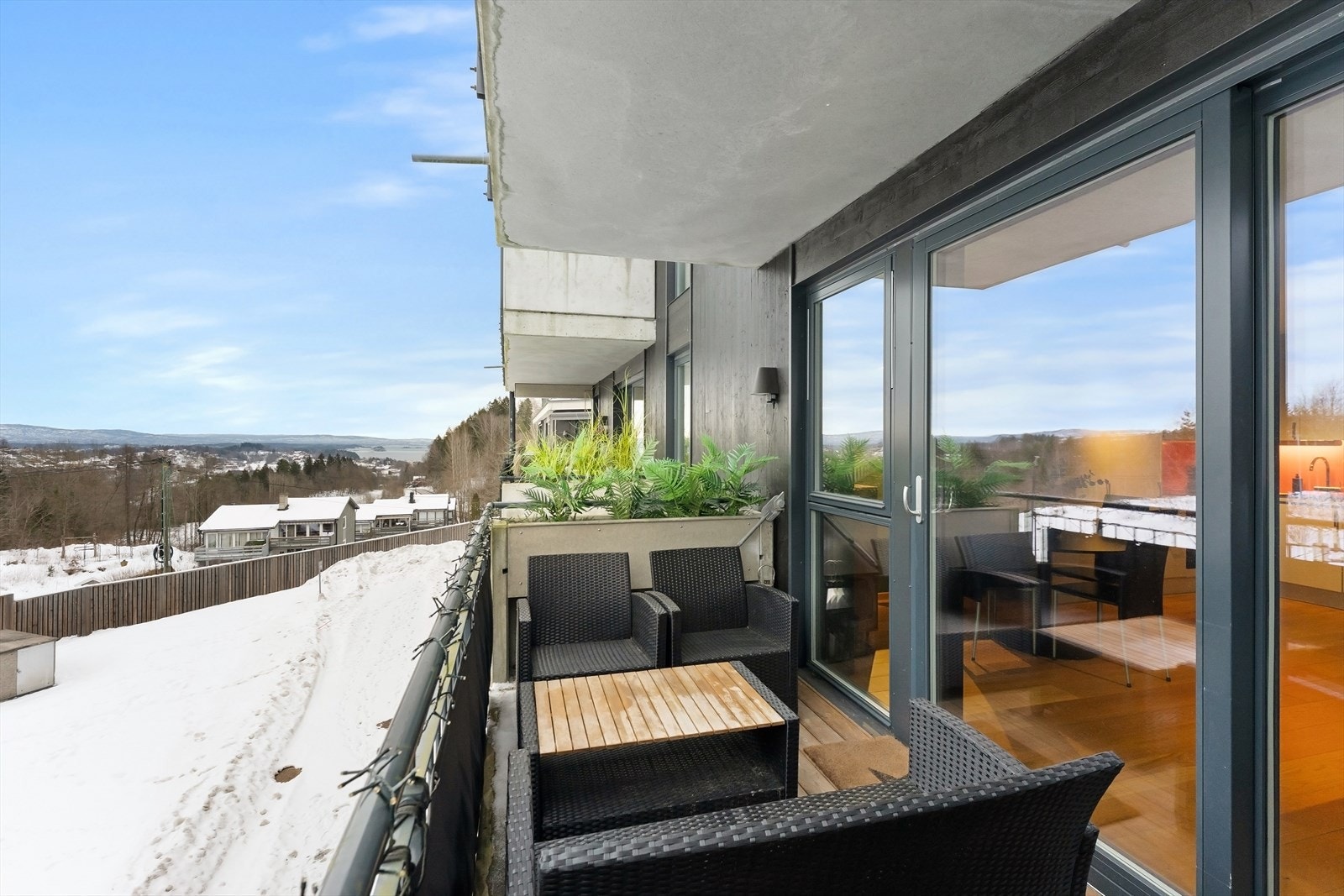 7 kvm balkong, delvis overbygget. Galleribilde