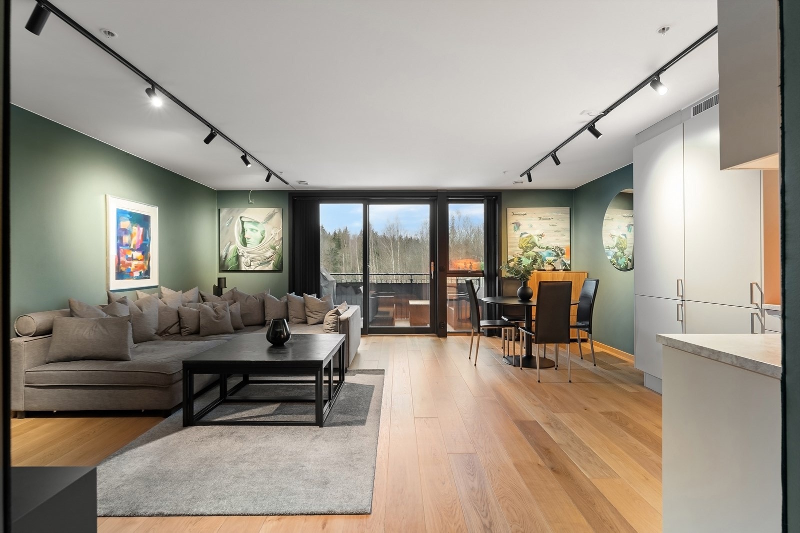 Gulvet har 1-stavs parkett med vannbåren varme. Galleribilde