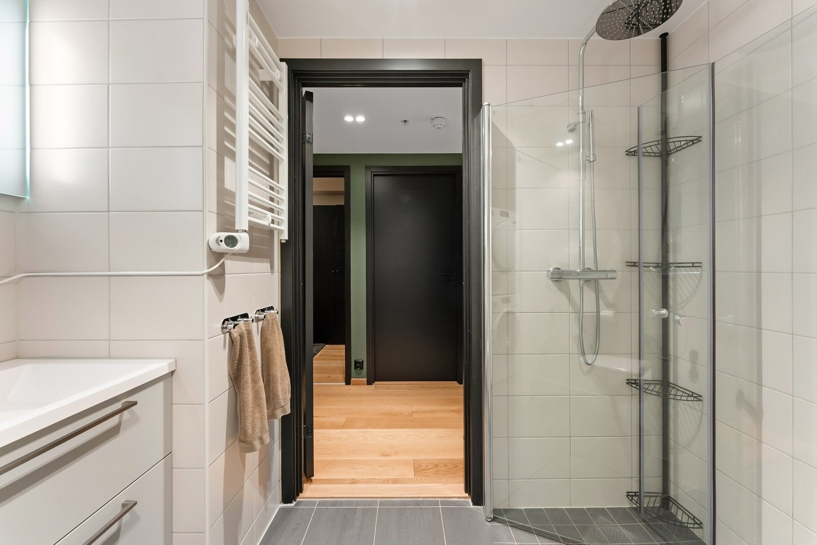 Flislagt bad med elektriske varmekabler i gulv. Galleribilde