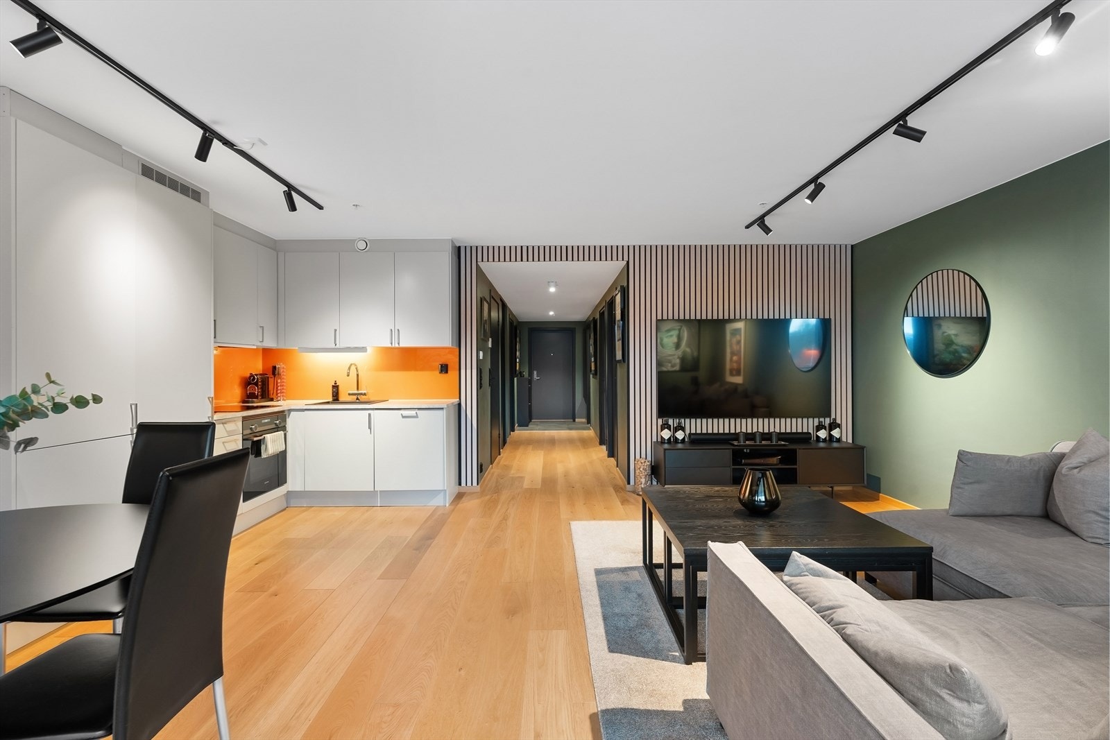 Lys og romslig stue i åpen løsning mot kjøkkenet. Galleribilde