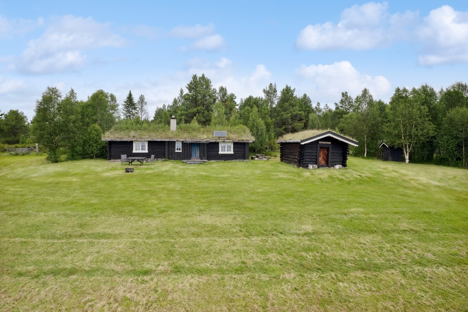 Eiendommen består av en laftet seterstue og et laftet uthus. Galleribilde