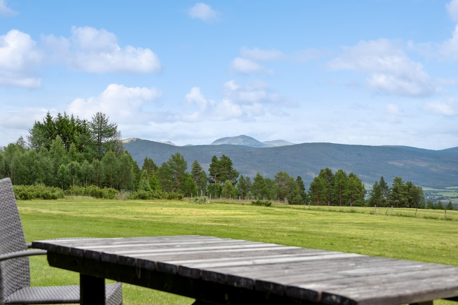 Fra eiendommen kan du nyte en fantastisk utsikt og gode solforhold, uansett årstid. Galleribilde