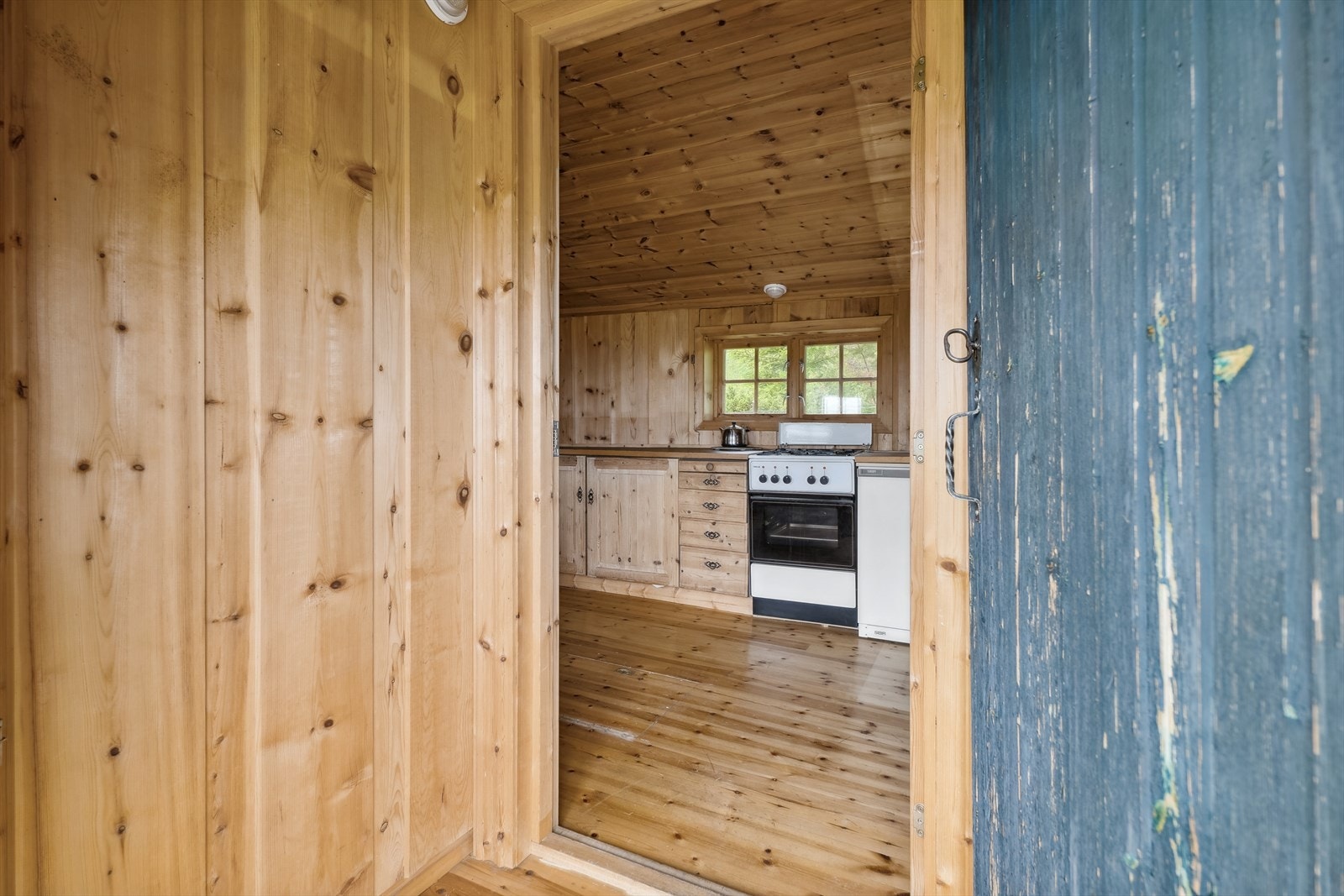 Seterstua inneholder stue, kjøkken, soverom, toalettrom, entré og bod. Galleribilde