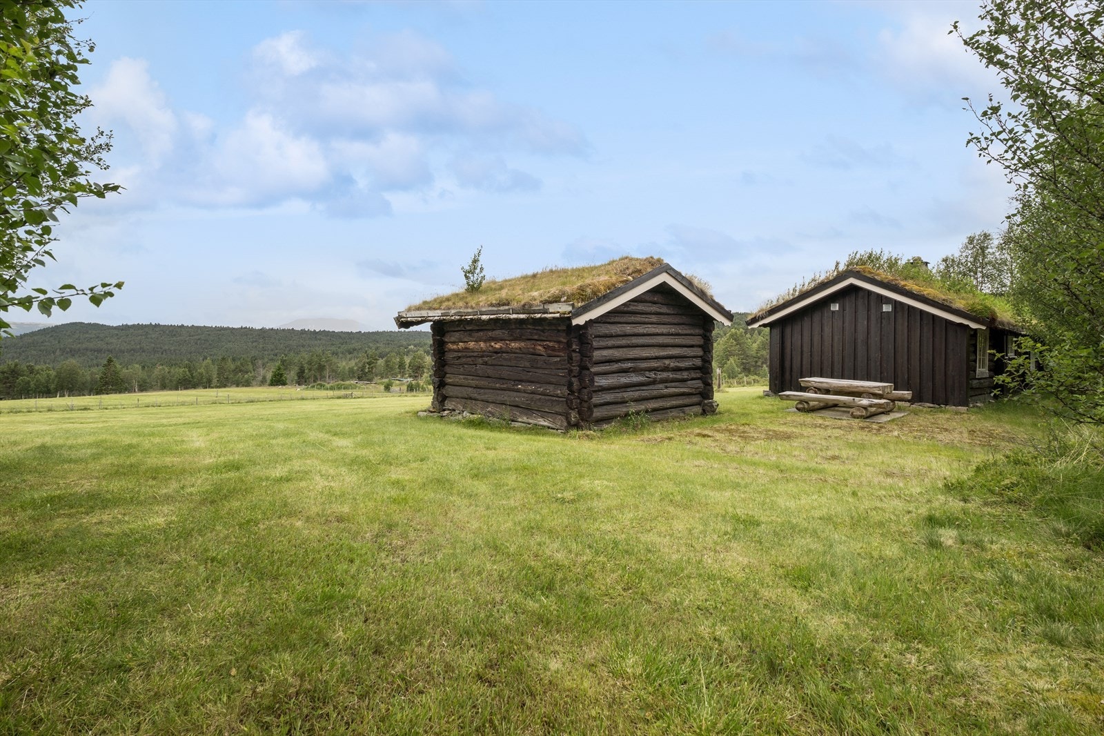 Meget fint beliggende fritidseiendom. Laftet seterstue og uthus i tillegg til utedo. Galleribilde