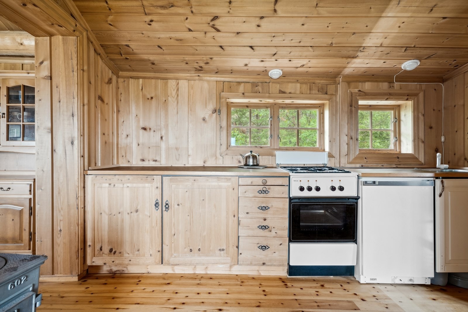 Kjøkkenet er utstyrt med en gasskomfyr og kjøleskap, praktisk for hyttelivet. Galleribilde