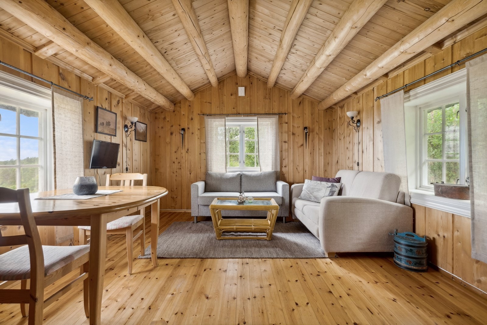 De store vindusflatene slipper inn rikelig med naturlig lys, som gjør stuen lys og innbydende. Galleribilde