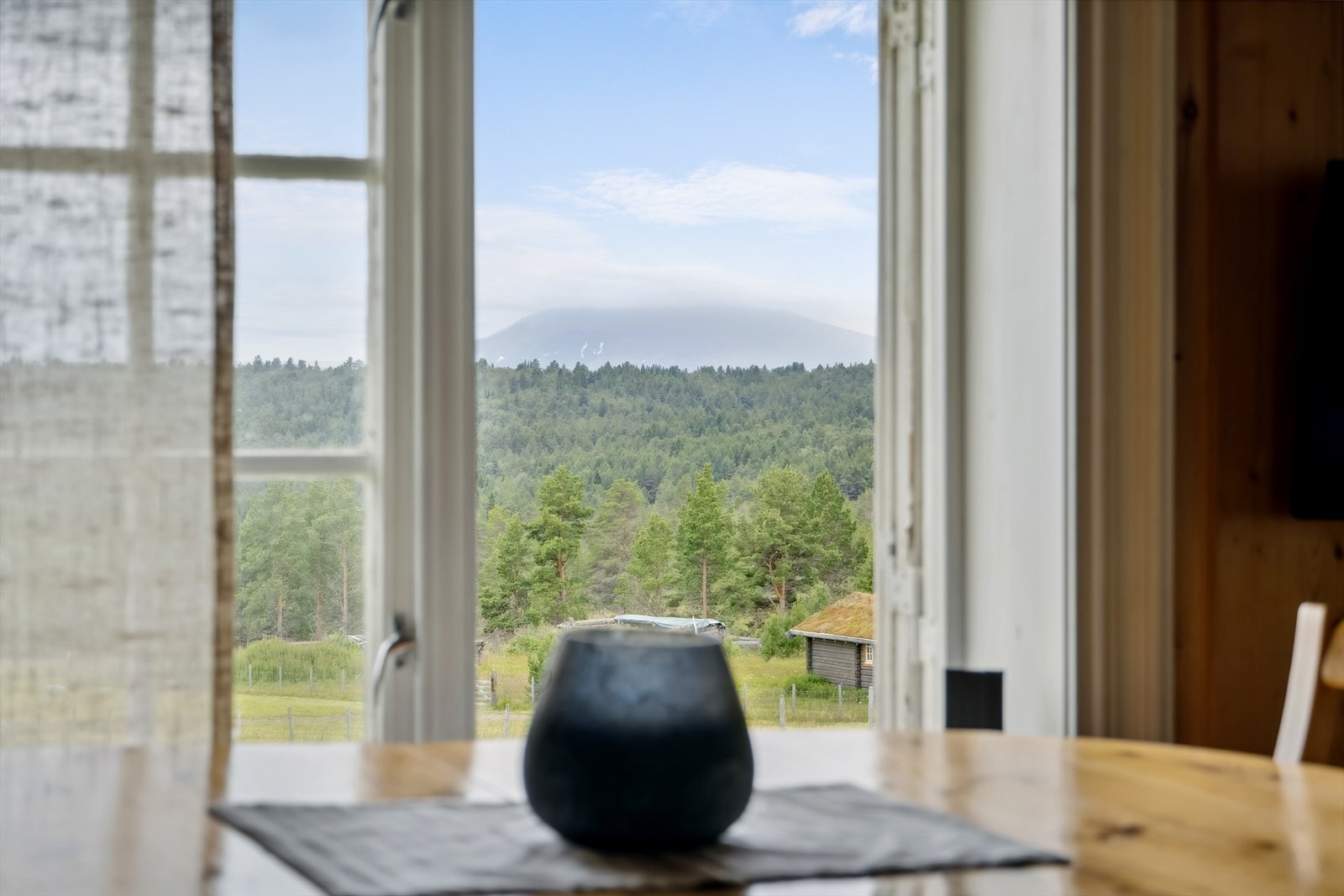 Utsikt mot Tron fra stuevindu. Galleribilde