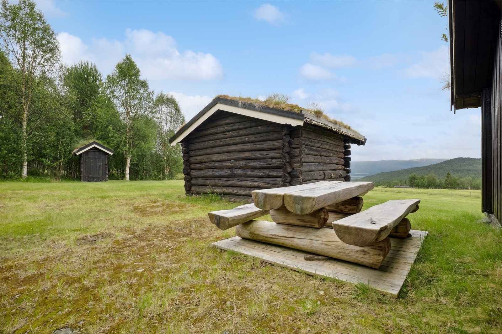 Eiendommen har fine uteplasser. Galleribilde