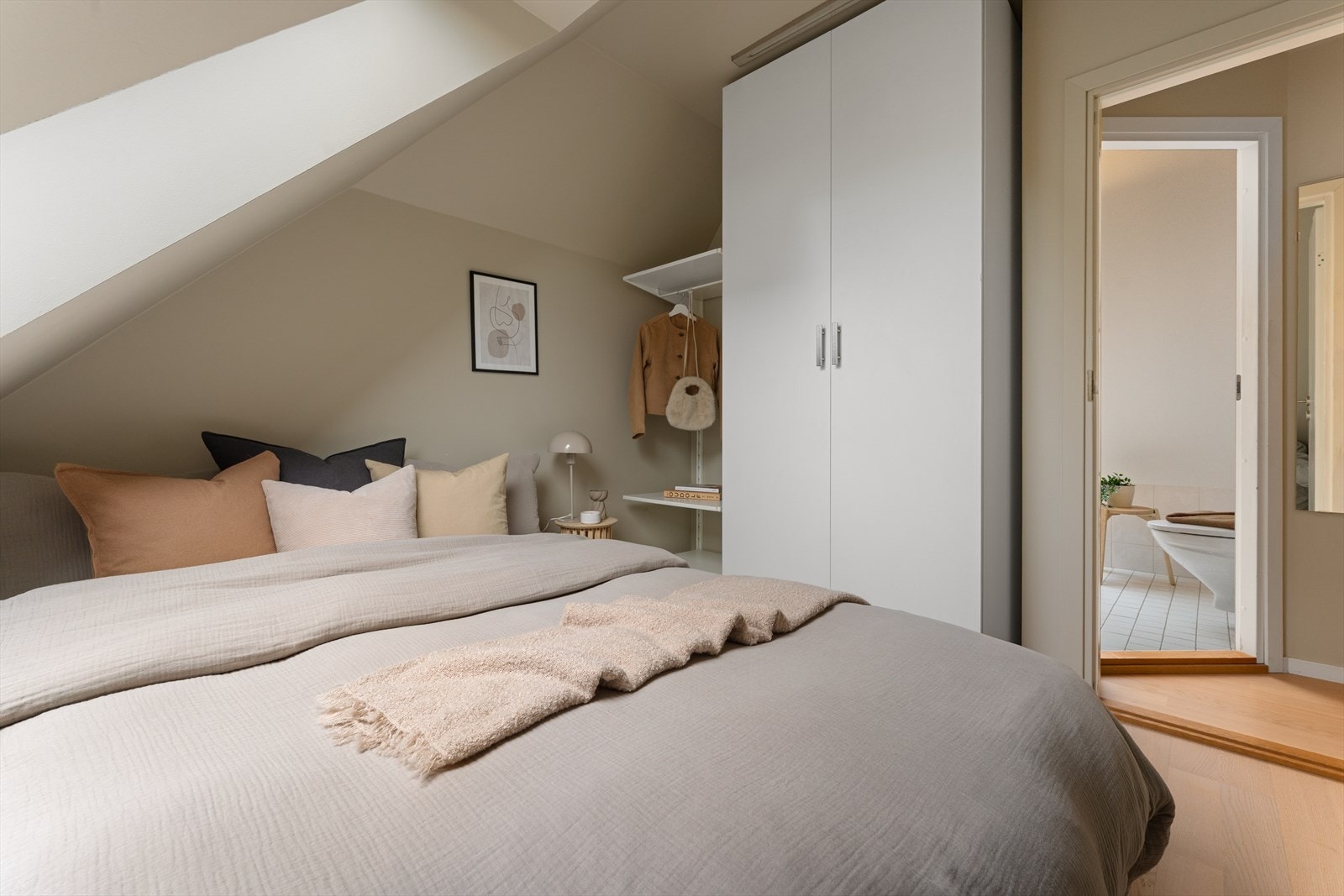 Soverommet er innredet med dobbeltseng, nattbord og garderobeskap Galleribilde