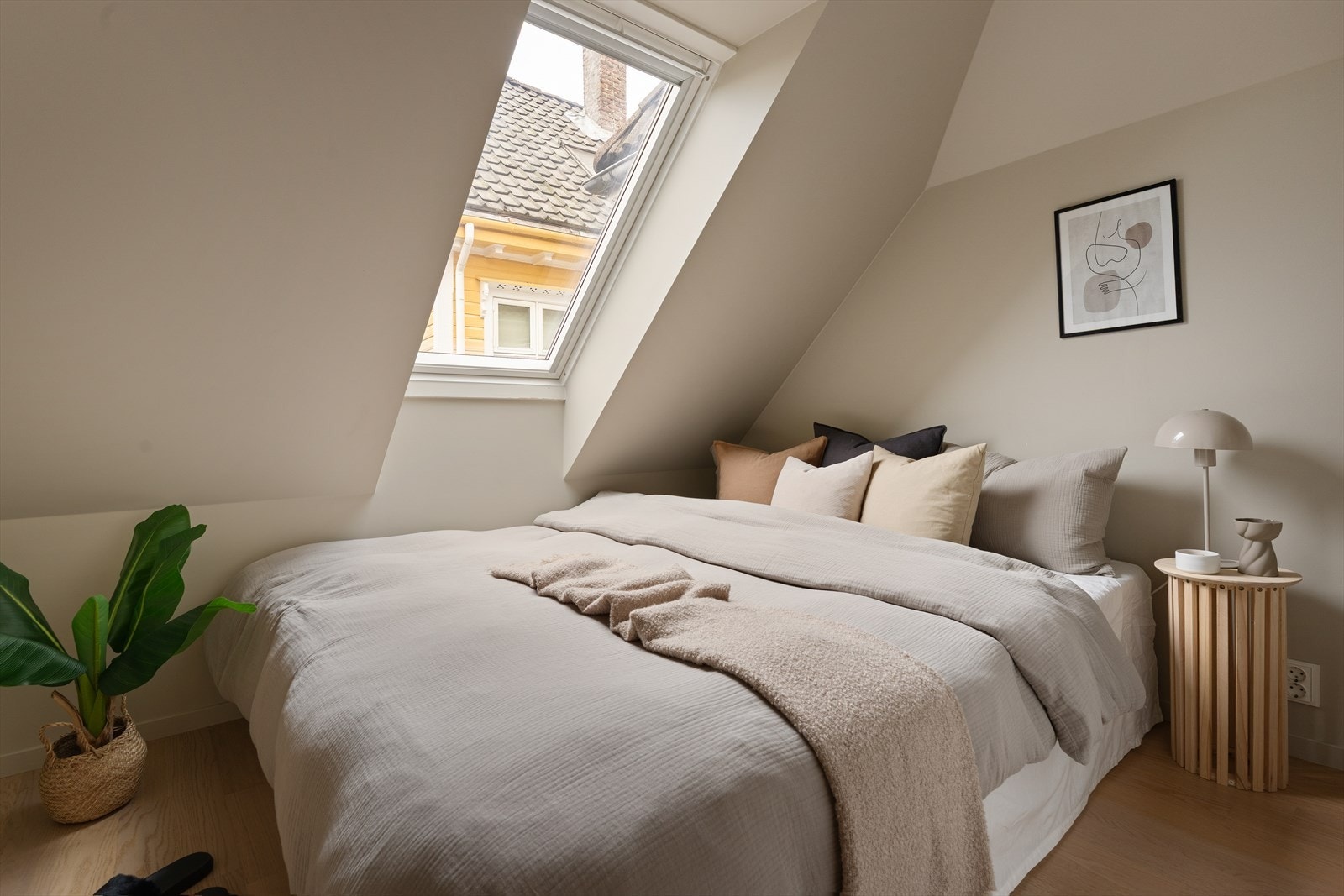 Et hyggelig og innbydende soverom med skråtak som gir rommet karakter, samtidig som den gode takhøyden skaper en luftig og behagelig atmosfære. Galleribilde