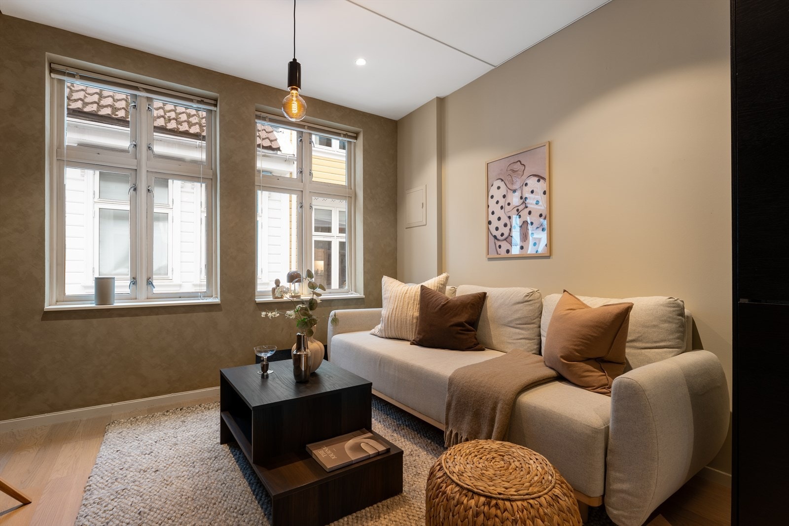 Takhøyden i stuen er på hele 2,45 meter, noe som gir rommet en luftig og behagelig atmosfære Galleribilde