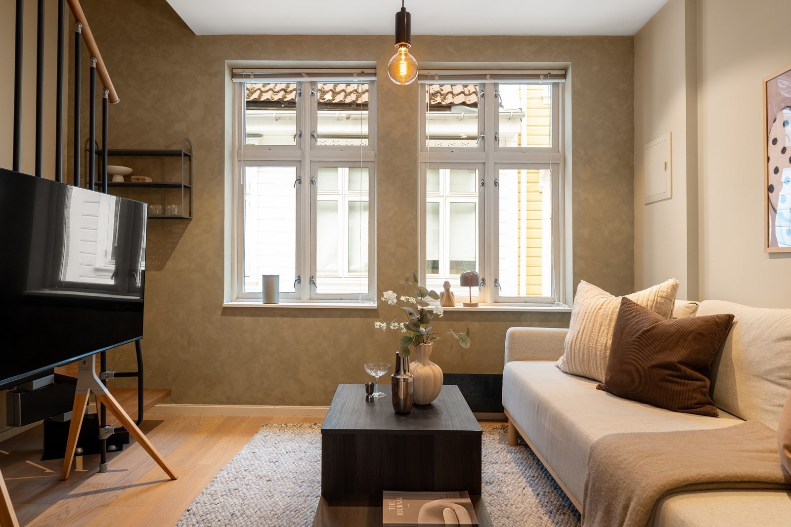 Store vindusflater slipper inn rikelig med naturlig lys og skaper en lys, varm og innbydende atmosfære gjennom hele dagen Galleribilde