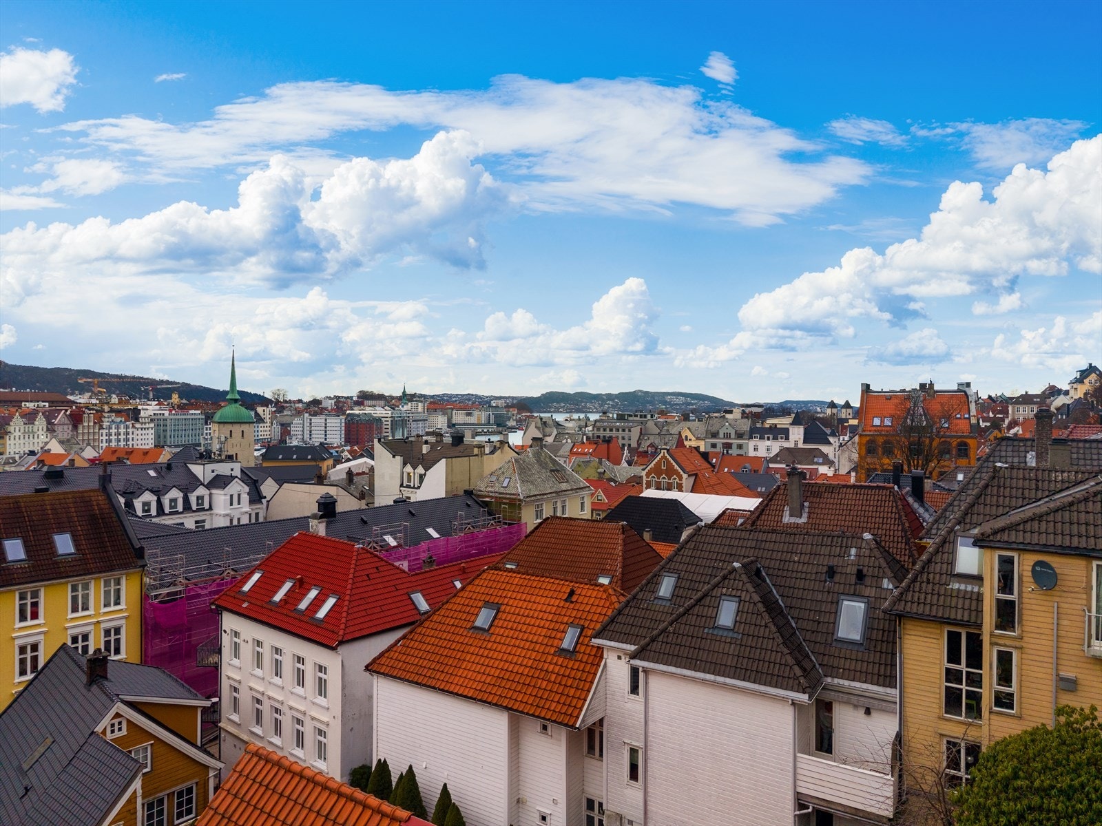 Boligen ligger perfekt plassert for deg som liker å kombinere byliv med naturopplevelser Galleribilde